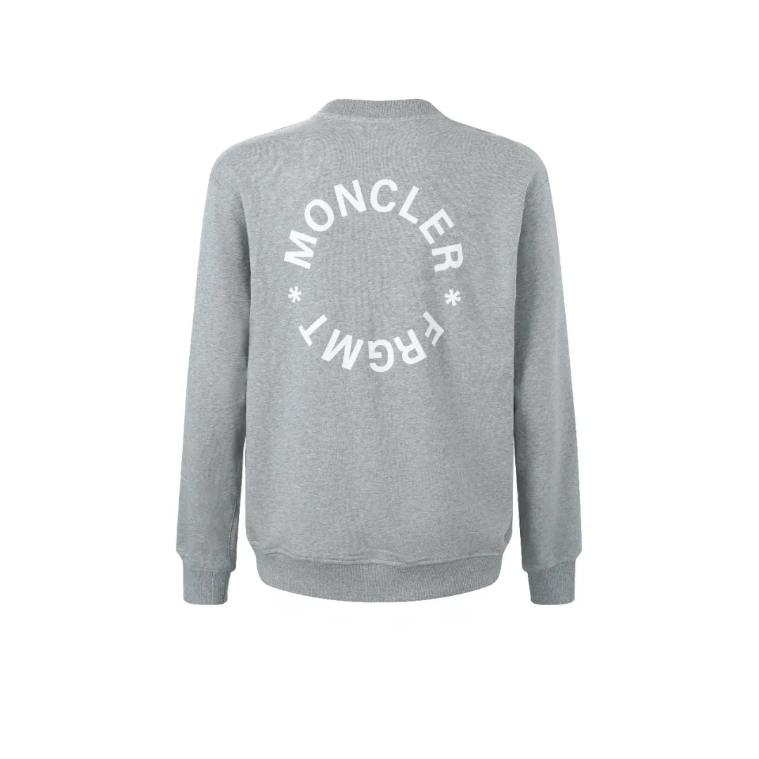 P370 MONCLER printed round neck sweatshirt Fabric selection: Single-sided fish scale fabric woven with cotton as the base. The front is a smooth knitted surface, and the skin-touching surface is formed into three-dimensional terry through the floating thread knitting technology of the knitting machine, which increases the fluffiness and has a delicate touch. The terry structure absorbs a large amount of water and evaporates quickly, so it is not easy to loosen and deform after repeated washing.  Process 1: Use glue printing to present 4 high-saturation patterns on the fabric. The pressure of the scraper is even, and the scraping printing is done in 3 times to ensure that the glue is fully penetrated and covered. After curing at high temperature, the pigment is firmly bonded to the cotton fiber. The ink-absorbing and penetrating properties of the cotton fiber make the pattern less likely to fall off due to friction.  Process 2: The 2*2 rib formed by alternating longitudinal rows of front coils and longitudinal rows of back coils is still very elastic and has a wide pattern that fits the wrist and waist without a sense of restraint. The gaps between the coils allow air to circulate without losing warmth.  Process 2: By actively interfering with the shrinkage potential of cotton fibers, the fabric is able to transition from changeable to stable, improving dimensional stability while being less prone to deformation and wrinkles.  Accessories: One to one customized 3-standard SIZE: S M L XL
