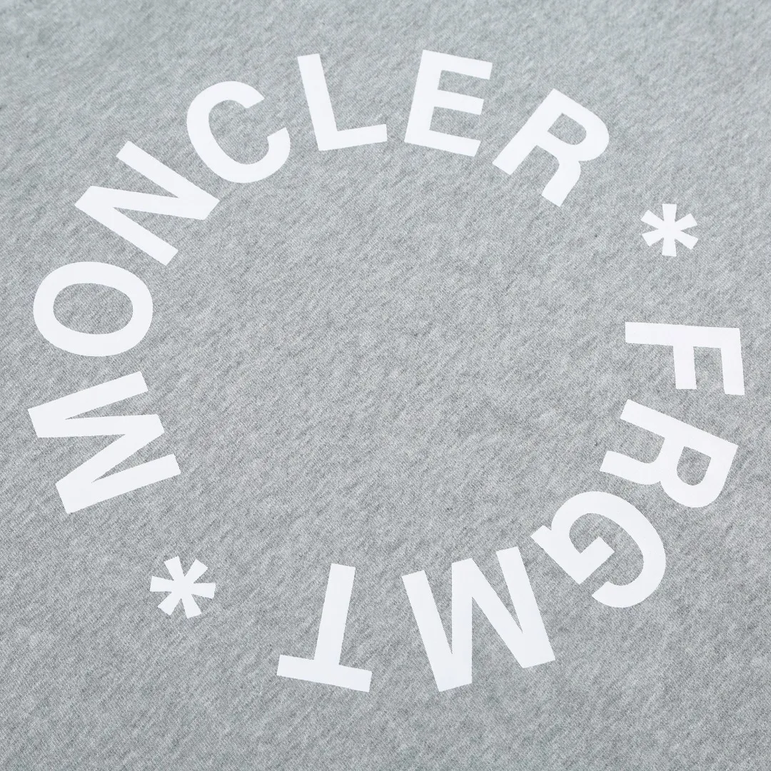 P370 MONCLER printed round neck sweatshirt Fabric selection: Single-sided fish scale fabric woven with cotton as the base. The front is a smooth knitted surface, and the skin-touching surface is formed into three-dimensional terry through the floating thread knitting technology of the knitting machine, which increases the fluffiness and has a delicate touch. The terry structure absorbs a large amount of water and evaporates quickly, so it is not easy to loosen and deform after repeated washing.  Process 1: Use glue printing to present 4 high-saturation patterns on the fabric. The pressure of the scraper is even, and the scraping printing is done in 3 times to ensure that the glue is fully penetrated and covered. After curing at high temperature, the pigment is firmly bonded to the cotton fiber. The ink-absorbing and penetrating properties of the cotton fiber make the pattern less likely to fall off due to friction.  Process 2: The 2*2 rib formed by alternating longitudinal rows of front coils and longitudinal rows of back coils is still very elastic and has a wide pattern that fits the wrist and waist without a sense of restraint. The gaps between the coils allow air to circulate without losing warmth.  Process 2: By actively interfering with the shrinkage potential of cotton fibers, the fabric is able to transition from changeable to stable, improving dimensional stability while being less prone to deformation and wrinkles.  Accessories: One to one customized 3-standard SIZE: S M L XL