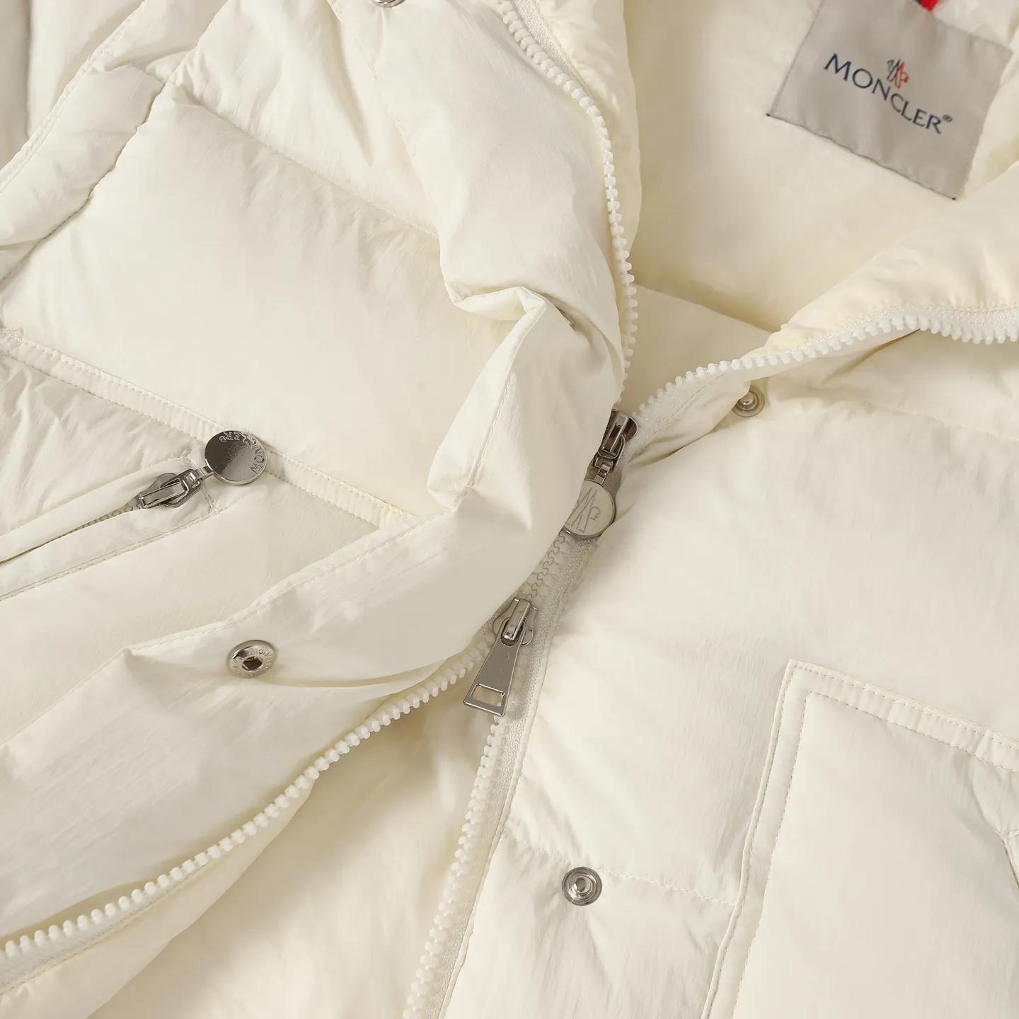 P900 MONCLER/Mask 25ss new detachable vest down jacket is made of custom-made YB imported windproof and waterproof nylon material. The craftsmanship is restored and the material is upgraded to improve the cold protection function in autumn and winter. Filled with white goose velvet, the whole piece is lightweight and warm. It can be worn as a zippered detachable long-sleeved jacket and a sleeveless vest. The torso is embossed with a rectangular pattern, with overlaid zipper pockets and drawstrings. The layers collide and the design is rich and varied. The iconic logo patch on the chest is embellished to highlight a low-key sense of luxury. Exquisite details can successfully get rid of dullness and integrate warmth and fashion. Customized surface accessories, look for the correct version, down filling standard: national standard 90 down, down filling: white goose down, high version, size: 1/2/3/4