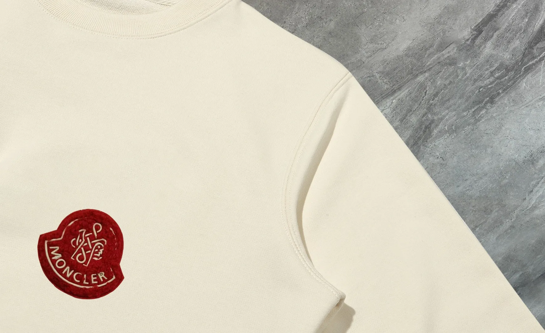 P210 High-version sweatshirt) [Long-term stock] 〖𝐌𝐎𝐍𝐂𝐋𝐄𝐑~Mask〗 Made of 440g heavy-weight fabric. It is different from the market currency. It can be matched with any variety and is properly handsome. 😎The whole dress is made of double waistcoats. The double waistcoats make the whole dress more three-dimensional. Not ordinary factories can do such fine work. 2025 Spring runway version of the T stage, on sale at the counter, round neck terry sweatshirt, high-end double-strand pure cotton, custom-made stretch ribs, dyed in the same vat, complete with three standards, matched with exquisite embroidered LOGO on the chest, simple and advanced, same style for men and women. Color: black, apricot, white, size: S M L XL 2XL
