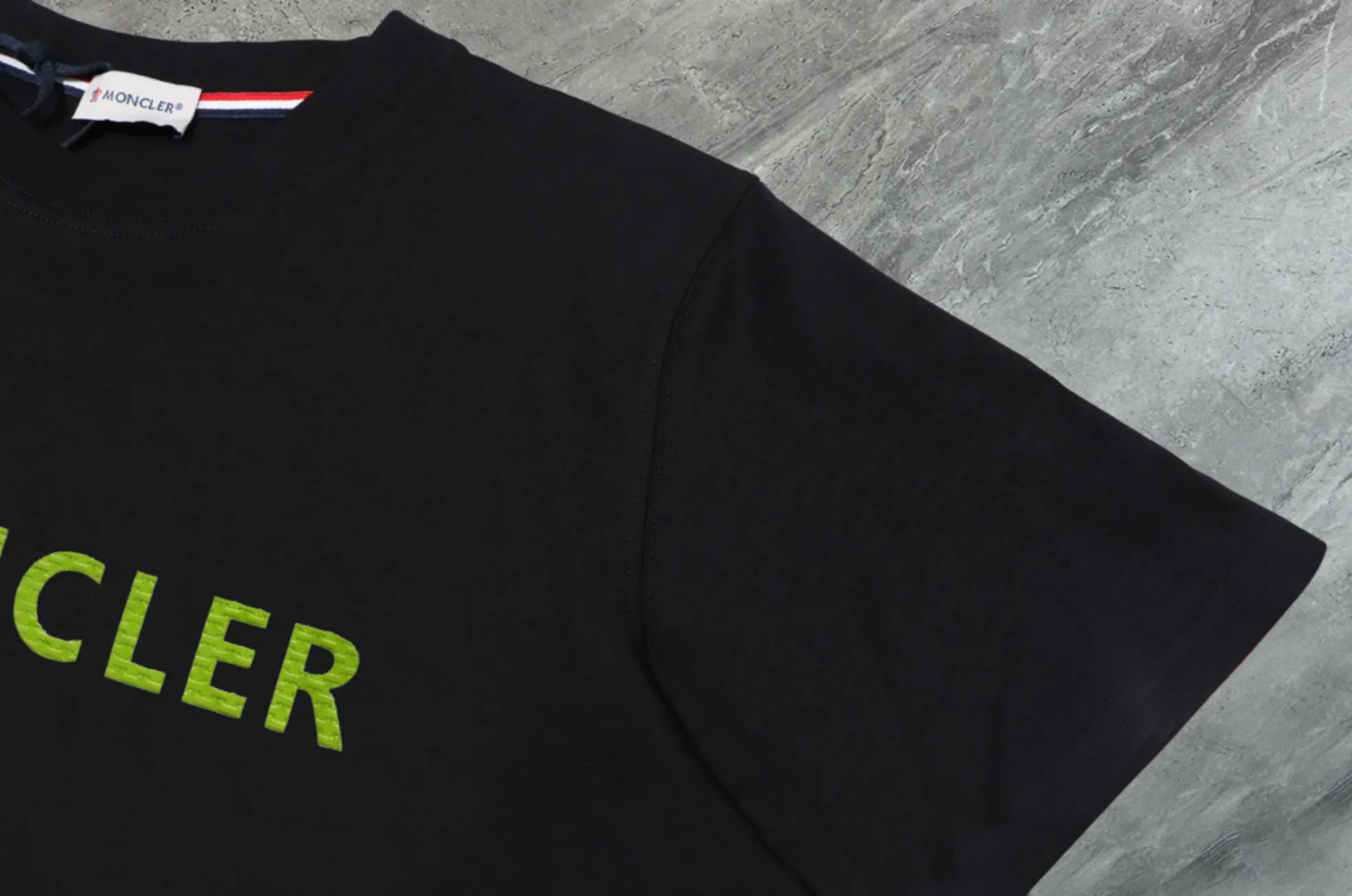 P140 💰Upgraded version "Mobile phone smart sensor ~ NFC chip armband ~ direct access to the official website for anti-counterfeiting" "Moncler ~ Mouth Mouth" 2025 new high-quality round neck short-sleeved T-shirt. The cuffs have imported embroidered labels. Customized dyeing, very comfortable to touch. Super versatile and good-looking short-sleeved. Complete with three labels. Non-market ordinary version. Feel free to compare. Quality is absolutely guaranteed! ‼ First of all, this original fabric is all custom-woven with 32-count double yarn fabric, 250G, and the weight is the same‼ Fine workmanship, double waistcoat method, double waistcoat method, double waistcoat method makes the whole dress more three-dimensional, which is not a craft that ordinary T-shirts can achieve🤪 Size: S-M-L-XL-2XL Color: black, white, apricot, same style for men and women