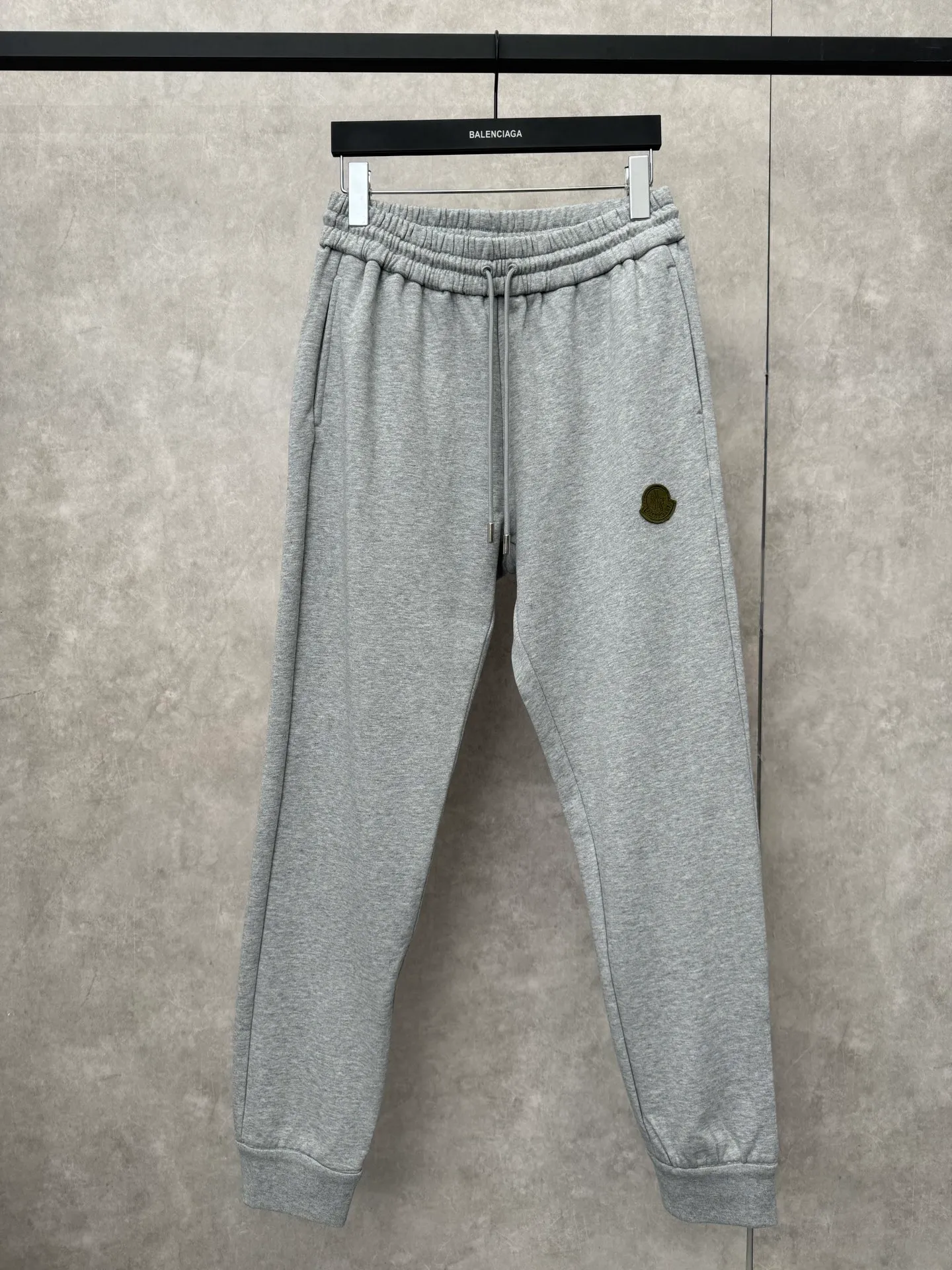 P490 Moncler 25 new sports suit casual pants SIZE S/M/L/XL This sports suit is made of 100% cotton fabric. The top is hooded and has a drawstring. It is decorated with mon's exclusive logo on the front chest. It has two large pockets and the pants have an elastic waist design. The whole set has a great matching effect. The upper body is very comfortable. It is great for sports and leisure. It is the same style for men and women. Highly recommended! Color: gray white