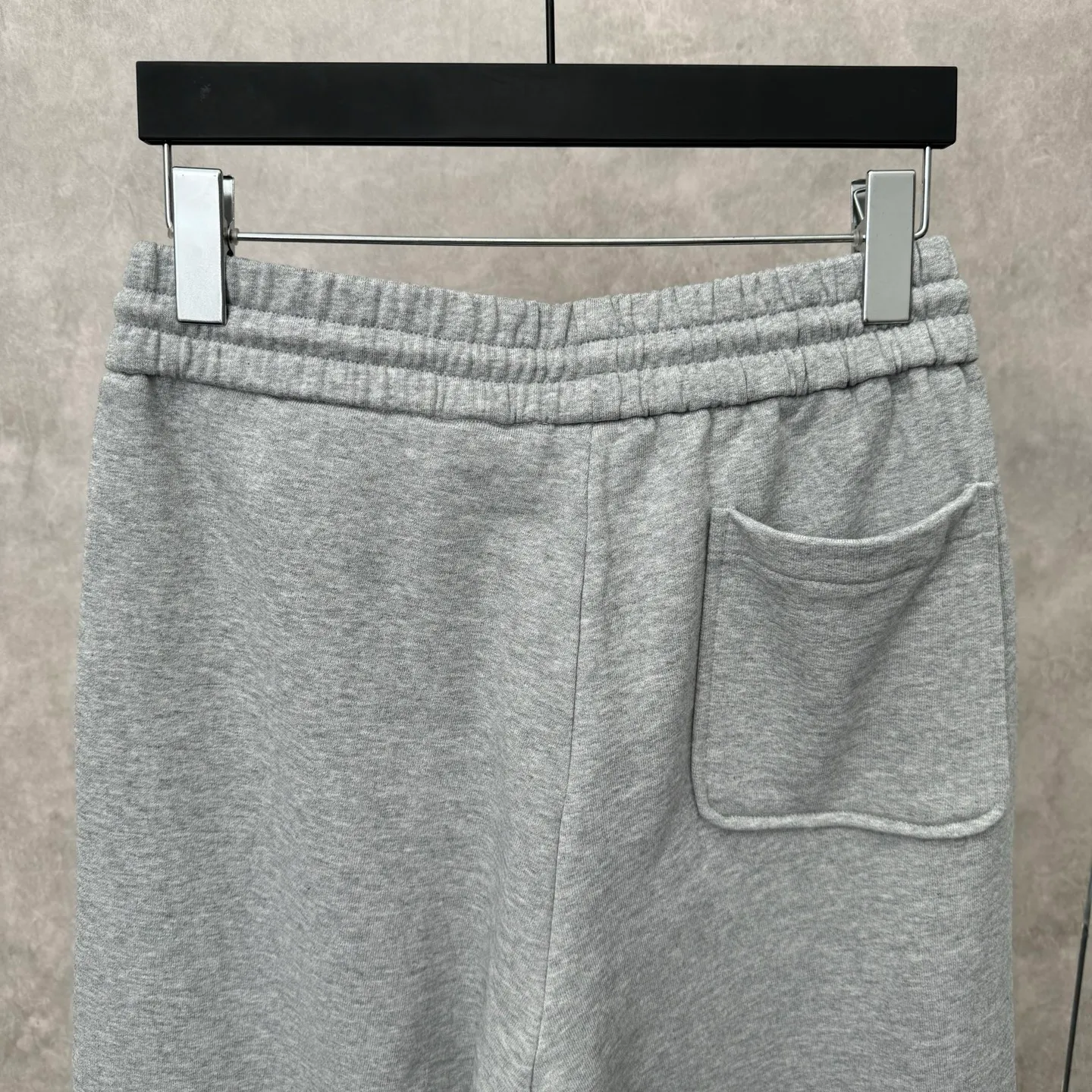 P490 Moncler 25 new sports suit casual pants SIZE S/M/L/XL This sports suit is made of 100% cotton fabric. The top is hooded and has a drawstring. It is decorated with mon's exclusive logo on the front chest. It has two large pockets and the pants have an elastic waist design. The whole set has a great matching effect. The upper body is very comfortable. It is great for sports and leisure. It is the same style for men and women. Highly recommended! Color: gray white