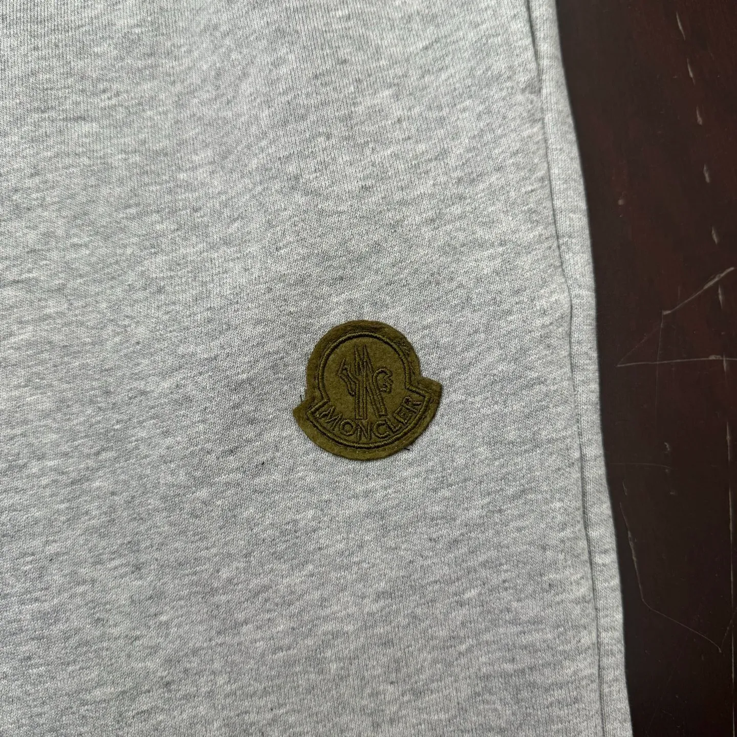 P490 Moncler 25 new sports suit casual pants SIZE S/M/L/XL This sports suit is made of 100% cotton fabric. The top is hooded and has a drawstring. It is decorated with mon's exclusive logo on the front chest. It has two large pockets and the pants have an elastic waist design. The whole set has a great matching effect. The upper body is very comfortable. It is great for sports and leisure. It is the same style for men and women. Highly recommended! Color: gray white