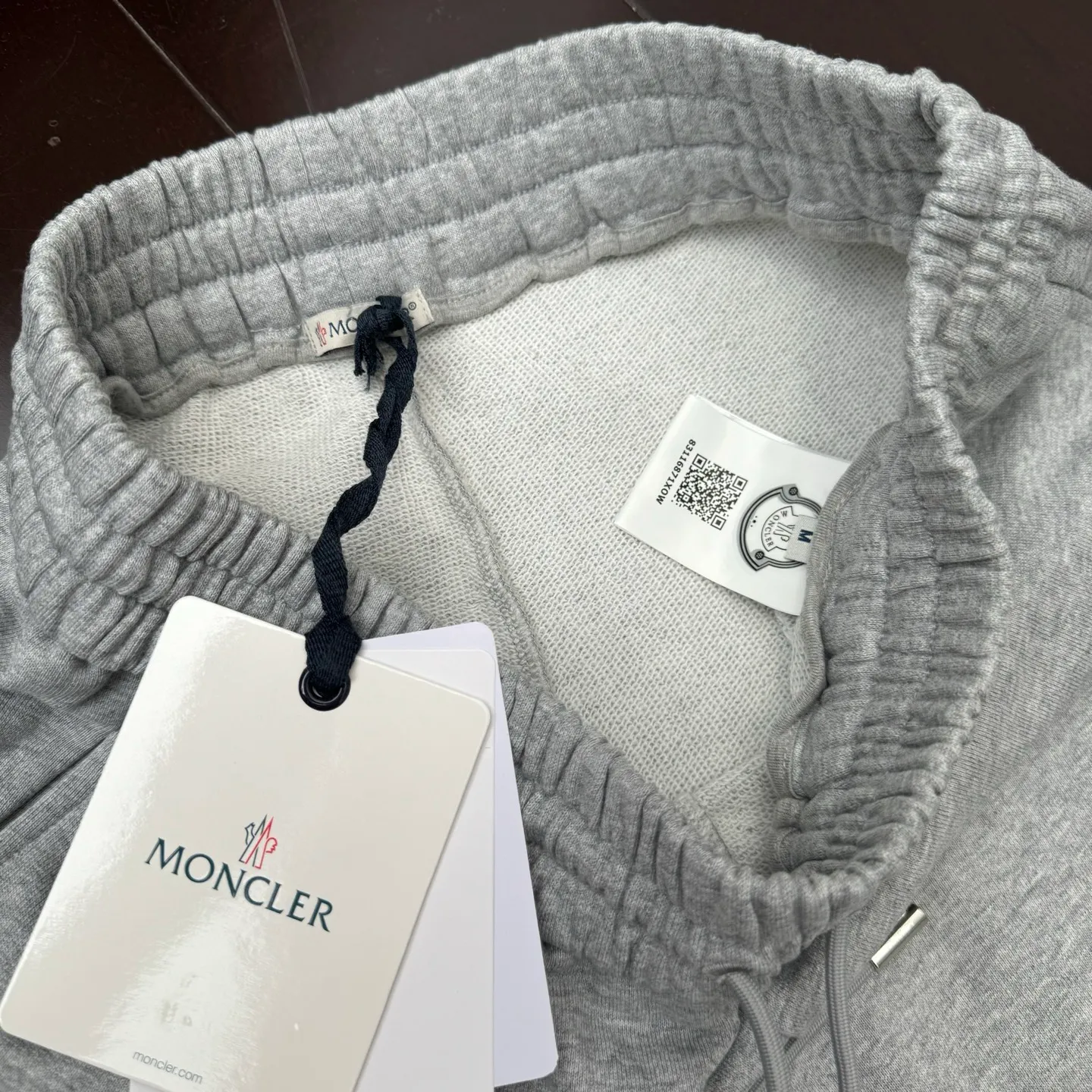P490 Moncler 25 new sports suit casual pants SIZE S/M/L/XL This sports suit is made of 100% cotton fabric. The top is hooded and has a drawstring. It is decorated with mon's exclusive logo on the front chest. It has two large pockets and the pants have an elastic waist design. The whole set has a great matching effect. The upper body is very comfortable. It is great for sports and leisure. It is the same style for men and women. Highly recommended! Color: gray white