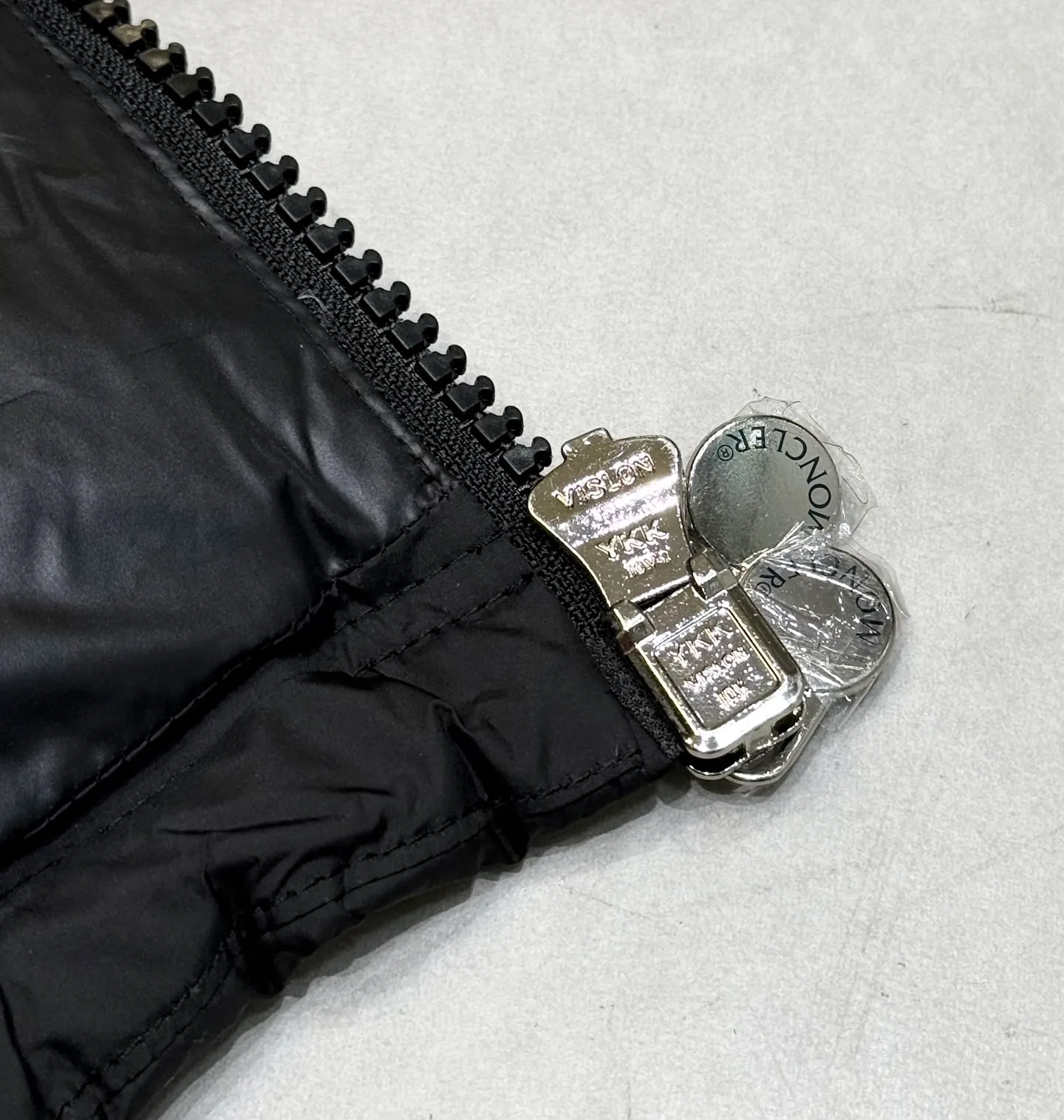 P900 Premium Down ⬆️Moncler Averole Short Men's Diamond Check Down Jacket. Premium goose down filling. Original matching hardware. The Averole Men's Short Down Jacket has an eye-catching stitching pattern, integrating diamond quilted yoke and long square quilted body.  The Averole Men's Short Down Jacket features an eye-catching stitching pattern, diamond-quilted yoke and long checkered quilting throughout. Made from stretch nylon and features a removable hood, pockets and two-way zip fly. Details •Made from stretch nylon fabric •Stretch nylon lining •Down filling •Detachable and adjustable hood with press studs and drawstring •Diamond quilted yoke •Zip closure •Zip pockets •Adjustable cuffs with press studs •Fleece felt logo Size: 1-5 Black White