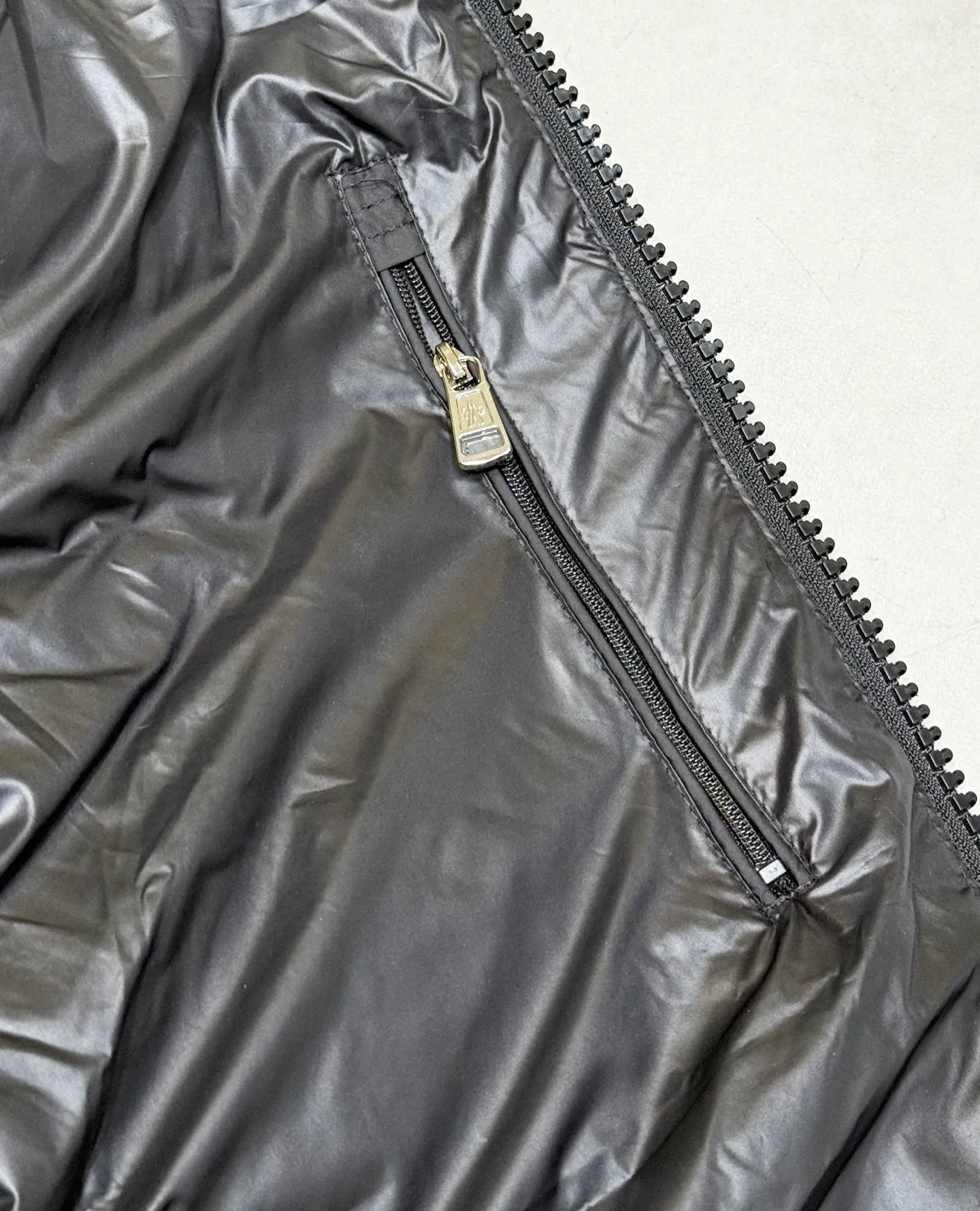 P900 Premium Down ⬆️Moncler Averole Short Men's Diamond Check Down Jacket. Premium goose down filling. Original matching hardware. The Averole Men's Short Down Jacket has an eye-catching stitching pattern, integrating diamond quilted yoke and long square quilted body.  The Averole Men's Short Down Jacket features an eye-catching stitching pattern, diamond-quilted yoke and long checkered quilting throughout. Made from stretch nylon and features a removable hood, pockets and two-way zip fly. Details •Made from stretch nylon fabric •Stretch nylon lining •Down filling •Detachable and adjustable hood with press studs and drawstring •Diamond quilted yoke •Zip closure •Zip pockets •Adjustable cuffs with press studs •Fleece felt logo Size: 1-5 Black White