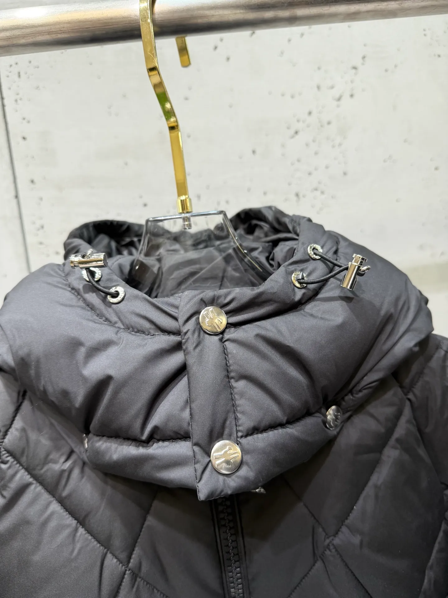 P900 Premium Down ⬆️Moncler Averole Short Men's Diamond Check Down Jacket. Premium goose down filling. Original matching hardware. The Averole Men's Short Down Jacket has an eye-catching stitching pattern, integrating diamond quilted yoke and long square quilted body.  The Averole Men's Short Down Jacket features an eye-catching stitching pattern, diamond-quilted yoke and long checkered quilting throughout. Made from stretch nylon and features a removable hood, pockets and two-way zip fly. Details •Made from stretch nylon fabric •Stretch nylon lining •Down filling •Detachable and adjustable hood with press studs and drawstring •Diamond quilted yoke •Zip closure •Zip pockets •Adjustable cuffs with press studs •Fleece felt logo Size: 1-5 Black White