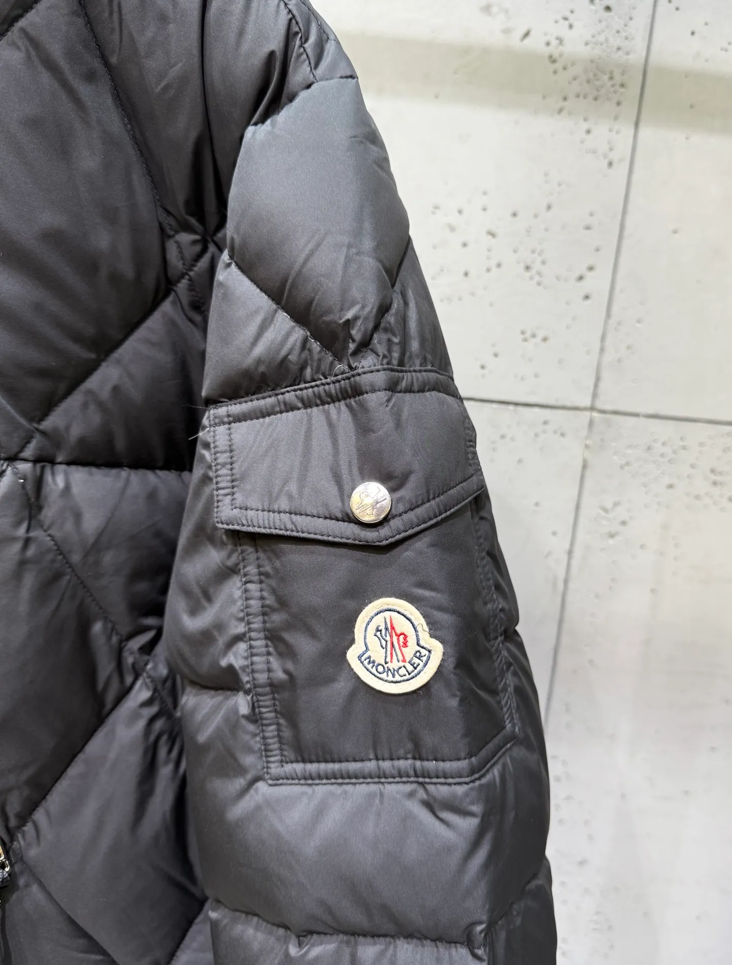 P900 Premium Down ⬆️Moncler Averole Short Men's Diamond Check Down Jacket. Premium goose down filling. Original matching hardware. The Averole Men's Short Down Jacket has an eye-catching stitching pattern, integrating diamond quilted yoke and long square quilted body.  The Averole Men's Short Down Jacket features an eye-catching stitching pattern, diamond-quilted yoke and long checkered quilting throughout. Made from stretch nylon and features a removable hood, pockets and two-way zip fly. Details •Made from stretch nylon fabric •Stretch nylon lining •Down filling •Detachable and adjustable hood with press studs and drawstring •Diamond quilted yoke •Zip closure •Zip pockets •Adjustable cuffs with press studs •Fleece felt logo Size: 1-5 Black White