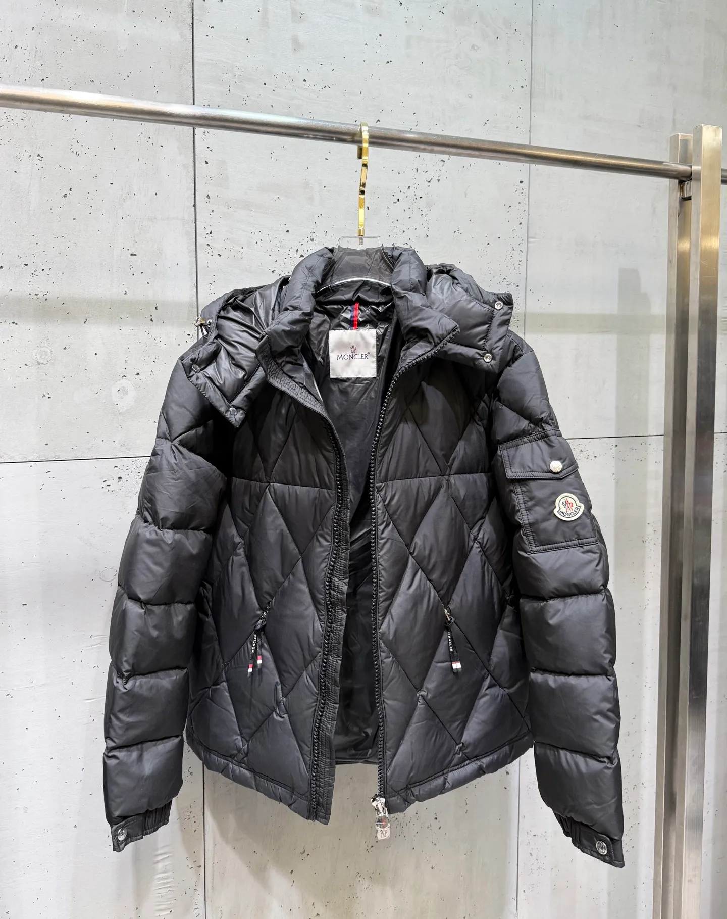 P900 Premium Down ⬆️Moncler Averole Short Men's Diamond Check Down Jacket. Premium goose down filling. Original matching hardware. The Averole Men's Short Down Jacket has an eye-catching stitching pattern, integrating diamond quilted yoke and long square quilted body.  The Averole Men's Short Down Jacket features an eye-catching stitching pattern, diamond-quilted yoke and long checkered quilting throughout. Made from stretch nylon and features a removable hood, pockets and two-way zip fly. Details •Made from stretch nylon fabric •Stretch nylon lining •Down filling •Detachable and adjustable hood with press studs and drawstring •Diamond quilted yoke •Zip closure •Zip pockets •Adjustable cuffs with press studs •Fleece felt logo Size: 1-5 Black White