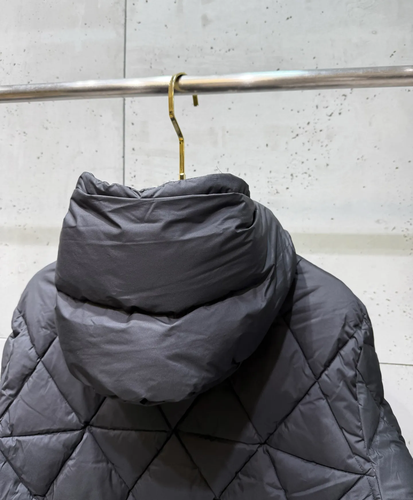 P900 Premium Down ⬆️Moncler Averole Short Men's Diamond Check Down Jacket. Premium goose down filling. Original matching hardware. The Averole Men's Short Down Jacket has an eye-catching stitching pattern, integrating diamond quilted yoke and long square quilted body.  The Averole Men's Short Down Jacket features an eye-catching stitching pattern, diamond-quilted yoke and long checkered quilting throughout. Made from stretch nylon and features a removable hood, pockets and two-way zip fly. Details •Made from stretch nylon fabric •Stretch nylon lining •Down filling •Detachable and adjustable hood with press studs and drawstring •Diamond quilted yoke •Zip closure •Zip pockets •Adjustable cuffs with press studs •Fleece felt logo Size: 1-5 Black White
