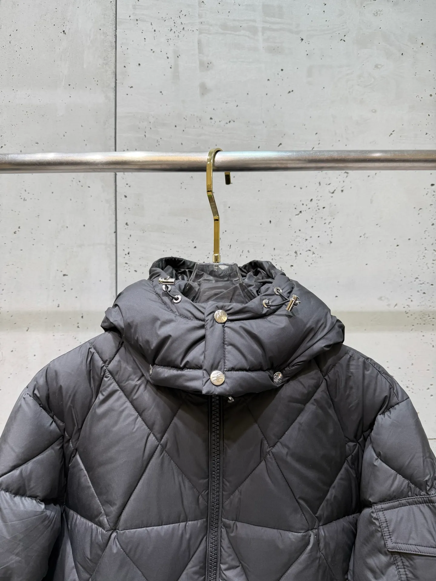 P900 Premium Down ⬆️Moncler Averole Short Men's Diamond Check Down Jacket. Premium goose down filling. Original matching hardware. The Averole Men's Short Down Jacket has an eye-catching stitching pattern, integrating diamond quilted yoke and long square quilted body.  The Averole Men's Short Down Jacket features an eye-catching stitching pattern, diamond-quilted yoke and long checkered quilting throughout. Made from stretch nylon and features a removable hood, pockets and two-way zip fly. Details •Made from stretch nylon fabric •Stretch nylon lining •Down filling •Detachable and adjustable hood with press studs and drawstring •Diamond quilted yoke •Zip closure •Zip pockets •Adjustable cuffs with press studs •Fleece felt logo Size: 1-5 Black White