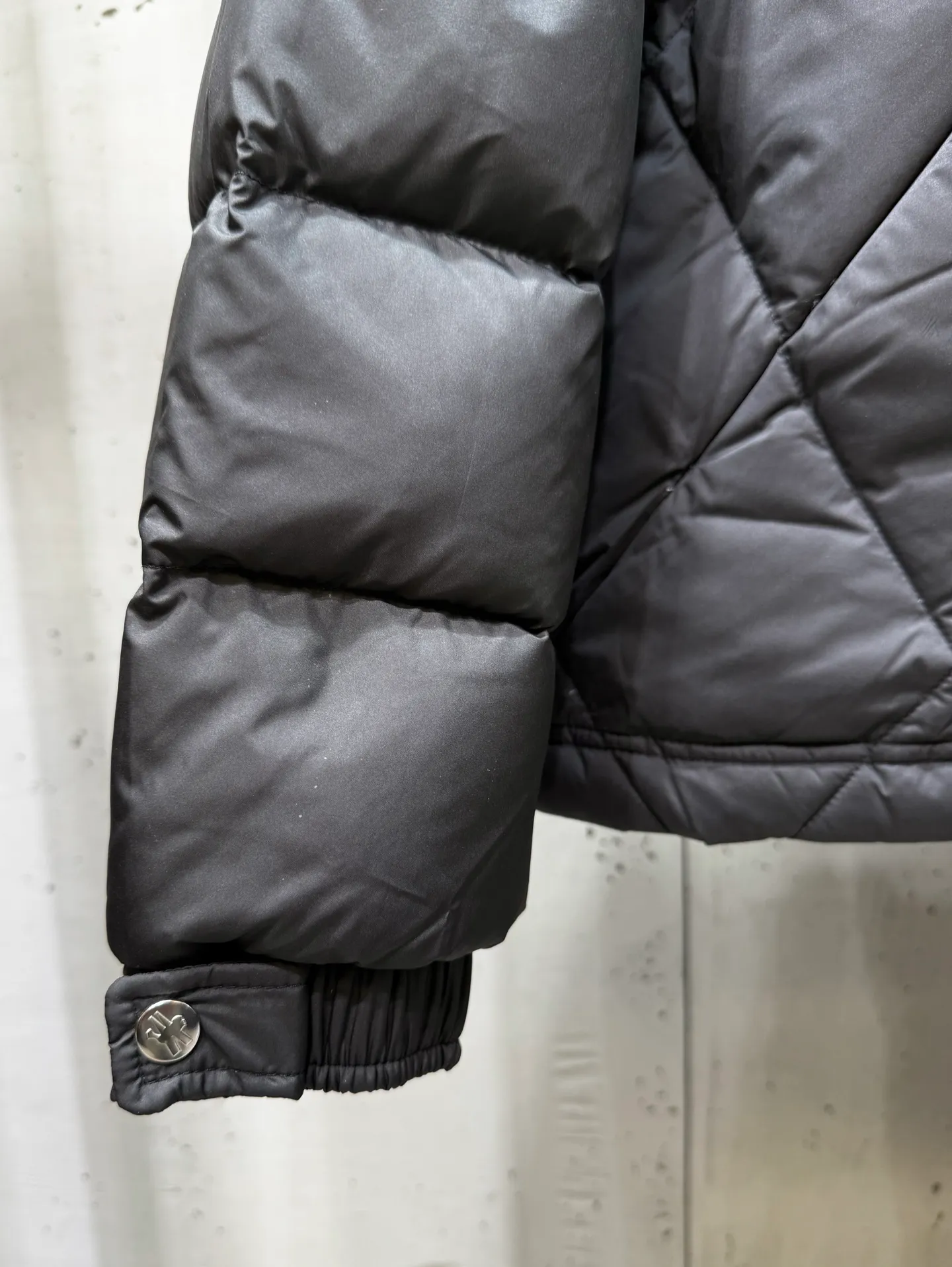 P900 Premium Down ⬆️Moncler Averole Short Men's Diamond Check Down Jacket. Premium goose down filling. Original matching hardware. The Averole Men's Short Down Jacket has an eye-catching stitching pattern, integrating diamond quilted yoke and long square quilted body.  The Averole Men's Short Down Jacket features an eye-catching stitching pattern, diamond-quilted yoke and long checkered quilting throughout. Made from stretch nylon and features a removable hood, pockets and two-way zip fly. Details •Made from stretch nylon fabric •Stretch nylon lining •Down filling •Detachable and adjustable hood with press studs and drawstring •Diamond quilted yoke •Zip closure •Zip pockets •Adjustable cuffs with press studs •Fleece felt logo Size: 1-5 Black White