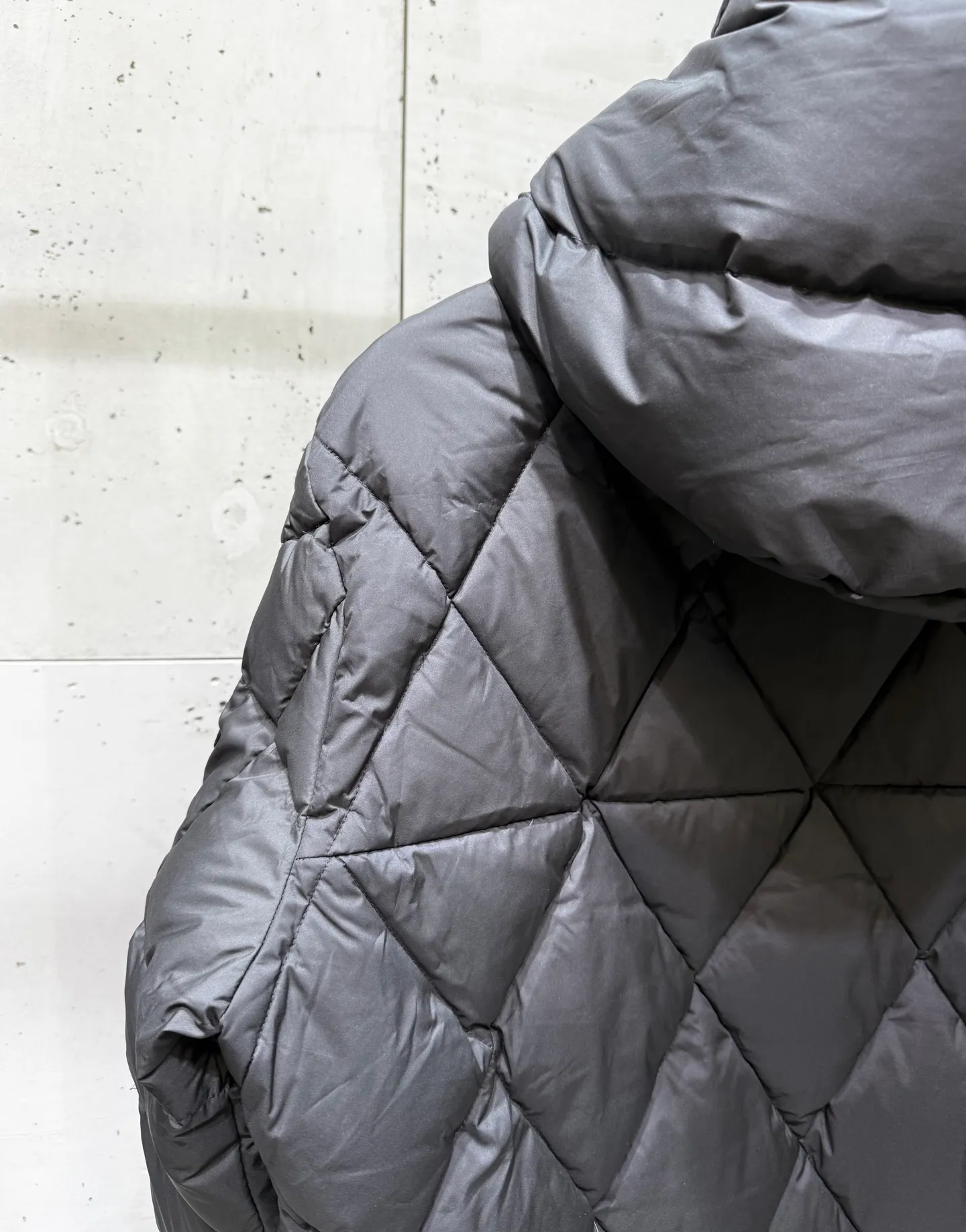 P900 Premium Down ⬆️Moncler Averole Short Men's Diamond Check Down Jacket. Premium goose down filling. Original matching hardware. The Averole Men's Short Down Jacket has an eye-catching stitching pattern, integrating diamond quilted yoke and long square quilted body.  The Averole Men's Short Down Jacket features an eye-catching stitching pattern, diamond-quilted yoke and long checkered quilting throughout. Made from stretch nylon and features a removable hood, pockets and two-way zip fly. Details •Made from stretch nylon fabric •Stretch nylon lining •Down filling •Detachable and adjustable hood with press studs and drawstring •Diamond quilted yoke •Zip closure •Zip pockets •Adjustable cuffs with press studs •Fleece felt logo Size: 1-5 Black White
