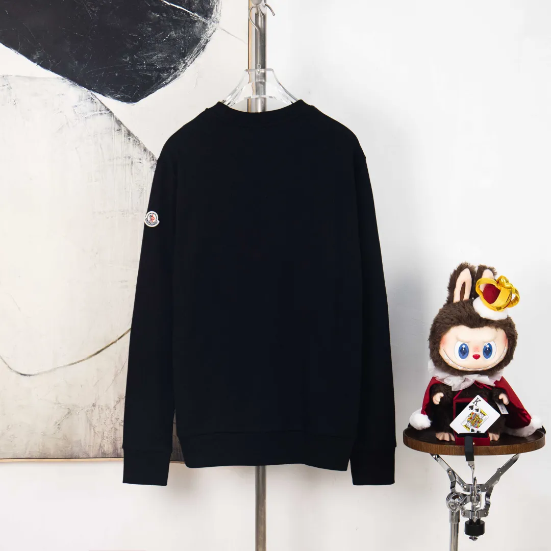 P400 zp version [Exclusive supply] MONCLER embroidered flower logo sweatshirt Fabric: Made of 380g double-ply cotton terry. Fabric: Thread with 1*1 double yarn thread. Matching dyeing in the same vat. Technology: The embroidery adopts 3D three-dimensional embroidery technology, and the original computer scan and print is restored 1:1. There is a brand logo icon in the middle of the flower, as well as MONCLER embroidery. This cotton-blend sweatshirt is inspired by Grenoble's coat of arms and features a floral logo patch. Pair with matching T-shirt and shorts for a casual ensemble. Round neck made of cotton and modal blended fleece fabric Embroidered flower logo patch Accessories: Customized 1:1 washed trademark Craftsmanship: Customized 1:1 embroidered armband Craftsmanship: Customized 1:1 flower embroidery Size: S M L XL Color: Black Number: XS10181