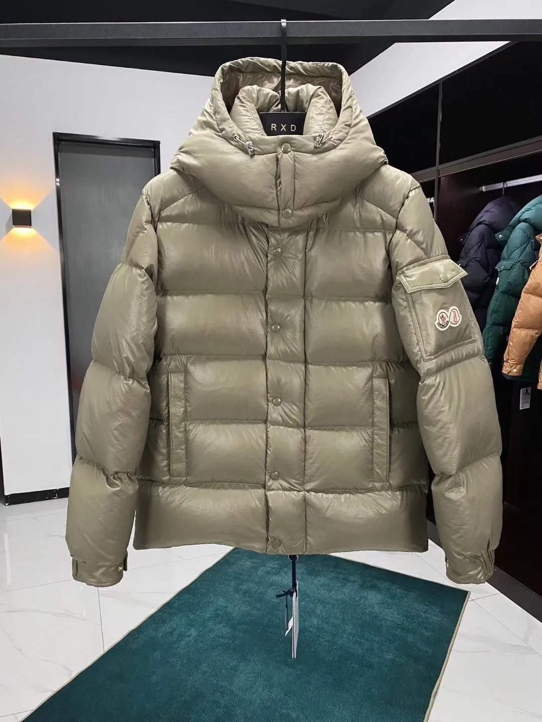 The P720 Moncler Maya down jacket has been reinterpreted specifically to celebrate Moncler's 70th anniversary, and the iconic silhouette has been refreshed in new colors. A classic example of the brand's DNA, it's made from shiny lacquered nylon and embellished with signature rectangular quilting. A classic cropped design that transcends seasons and styles, it features a statement silhouette, removable hood and adjustable hem. The sleeves are decorated with the brand's signature classic patch pockets and a patchwork logo designed to celebrate the 70th anniversary.  Japanese standard 90 velvet filling, size: 1-5