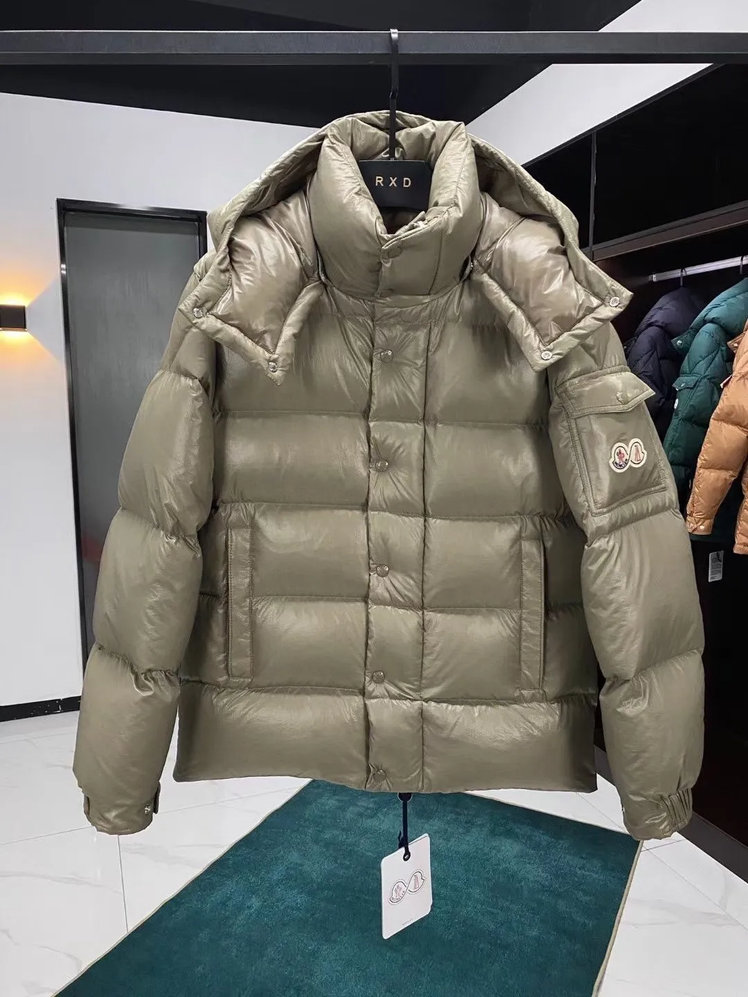 The P720 Moncler Maya down jacket has been reinterpreted specifically to celebrate Moncler's 70th anniversary, and the iconic silhouette has been refreshed in new colors. A classic example of the brand's DNA, it's made from shiny lacquered nylon and embellished with signature rectangular quilting. A classic cropped design that transcends seasons and styles, it features a statement silhouette, removable hood and adjustable hem. The sleeves are decorated with the brand's signature classic patch pockets and a patchwork logo designed to celebrate the 70th anniversary.  Japanese standard 90 velvet filling, size: 1-5
