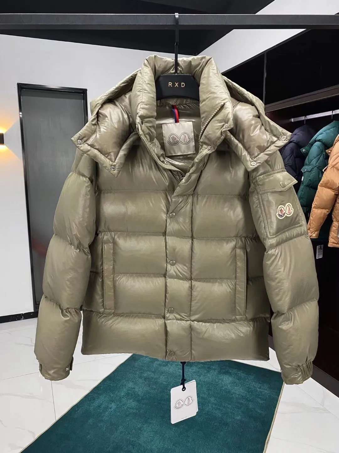 The P720 Moncler Maya down jacket has been reinterpreted specifically to celebrate Moncler's 70th anniversary, and the iconic silhouette has been refreshed in new colors. A classic example of the brand's DNA, it's made from shiny lacquered nylon and embellished with signature rectangular quilting. A classic cropped design that transcends seasons and styles, it features a statement silhouette, removable hood and adjustable hem. The sleeves are decorated with the brand's signature classic patch pockets and a patchwork logo designed to celebrate the 70th anniversary.  Japanese standard 90 velvet filling, size: 1-5