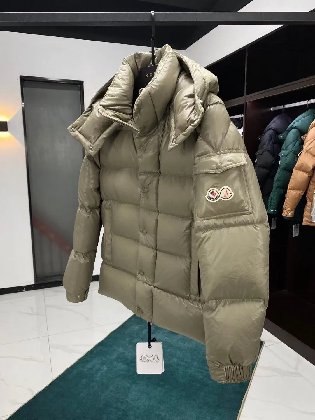 The P720 Moncler Maya down jacket has been reinterpreted specifically to celebrate Moncler's 70th anniversary, and the iconic silhouette has been refreshed in new colors. A classic example of the brand's DNA, it's made from shiny lacquered nylon and embellished with signature rectangular quilting. A classic cropped design that transcends seasons and styles, it features a statement silhouette, removable hood and adjustable hem. The sleeves are decorated with the brand's signature classic patch pockets and a patchwork logo designed to celebrate the 70th anniversary.  Japanese standard 90 velvet filling, size: 1-5