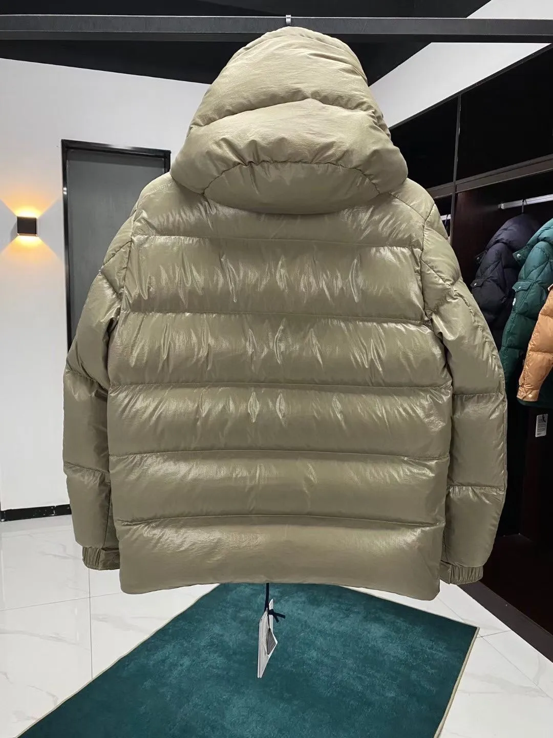 The P720 Moncler Maya down jacket has been reinterpreted specifically to celebrate Moncler's 70th anniversary, and the iconic silhouette has been refreshed in new colors. A classic example of the brand's DNA, it's made from shiny lacquered nylon and embellished with signature rectangular quilting. A classic cropped design that transcends seasons and styles, it features a statement silhouette, removable hood and adjustable hem. The sleeves are decorated with the brand's signature classic patch pockets and a patchwork logo designed to celebrate the 70th anniversary.  Japanese standard 90 velvet filling, size: 1-5
