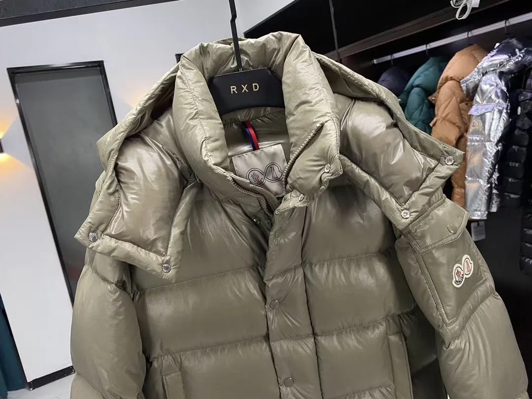 The P720 Moncler Maya down jacket has been reinterpreted specifically to celebrate Moncler's 70th anniversary, and the iconic silhouette has been refreshed in new colors. A classic example of the brand's DNA, it's made from shiny lacquered nylon and embellished with signature rectangular quilting. A classic cropped design that transcends seasons and styles, it features a statement silhouette, removable hood and adjustable hem. The sleeves are decorated with the brand's signature classic patch pockets and a patchwork logo designed to celebrate the 70th anniversary.  Japanese standard 90 velvet filling, size: 1-5
