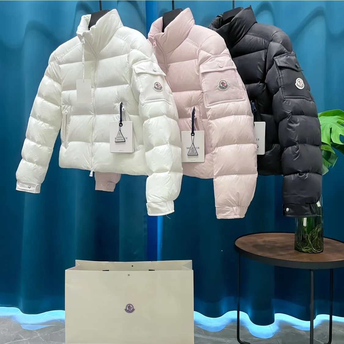 P860 Moncler➡️Ms. Maire Moncler 🦢Short velvet stand collar down jacket There are too many versions on the market, quality and price are proportional. ➖Authentic synchronous anti-counterfeiting chip sensor! ➖National standard white duck down, high version of the classic series, never false goose down and other series of misleading! ➖15D nylon fabric/lining is of the highest standard, never velvet! ➖The original Velcro is durable, and the accessories and hardware are all custom-made from the original factory, 100% restoring the replica quality! ➖The perfect combination of every link ensures the smoothness of every piece of clothing, the Rolls-Royce of down jackets! Size: 1 size, 2 size, 3 size, 4 size