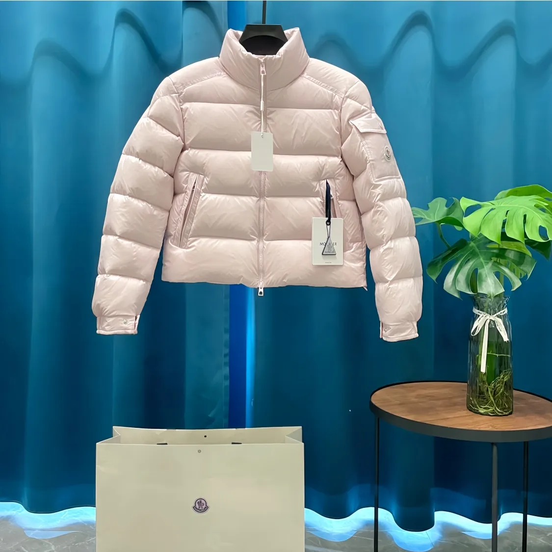 P860 Moncler➡️Ms. Maire Moncler 🦢Short velvet stand collar down jacket There are too many versions on the market, quality and price are proportional. ➖Authentic synchronous anti-counterfeiting chip sensor! ➖National standard white duck down, high version of the classic series, never false goose down and other series of misleading! ➖15D nylon fabric/lining is of the highest standard, never velvet! ➖The original Velcro is durable, and the accessories and hardware are all custom-made from the original factory, 100% restoring the replica quality! ➖The perfect combination of every link ensures the smoothness of every piece of clothing, the Rolls-Royce of down jackets! Size: 1 size, 2 size, 3 size, 4 size