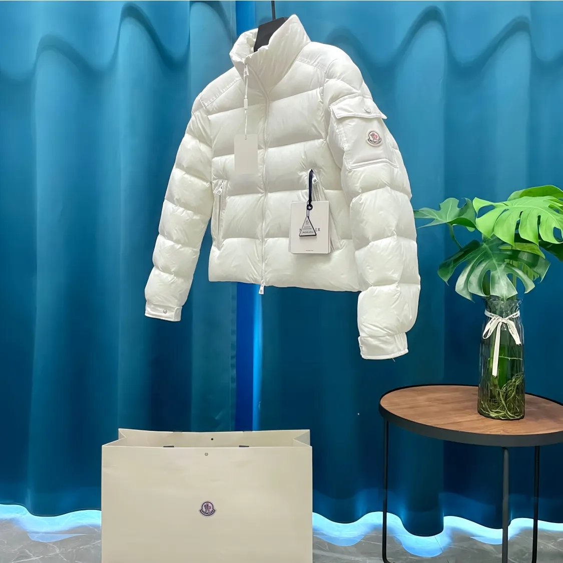 P860 Moncler➡️Ms. Maire Moncler 🦢Short velvet stand collar down jacket There are too many versions on the market, quality and price are proportional. ➖Authentic synchronous anti-counterfeiting chip sensor! ➖National standard white duck down, high version of the classic series, never false goose down and other series of misleading! ➖15D nylon fabric/lining is of the highest standard, never velvet! ➖The original Velcro is durable, and the accessories and hardware are all custom-made from the original factory, 100% restoring the replica quality! ➖The perfect combination of every link ensures the smoothness of every piece of clothing, the Rolls-Royce of down jackets! Size: 1 size, 2 size, 3 size, 4 size