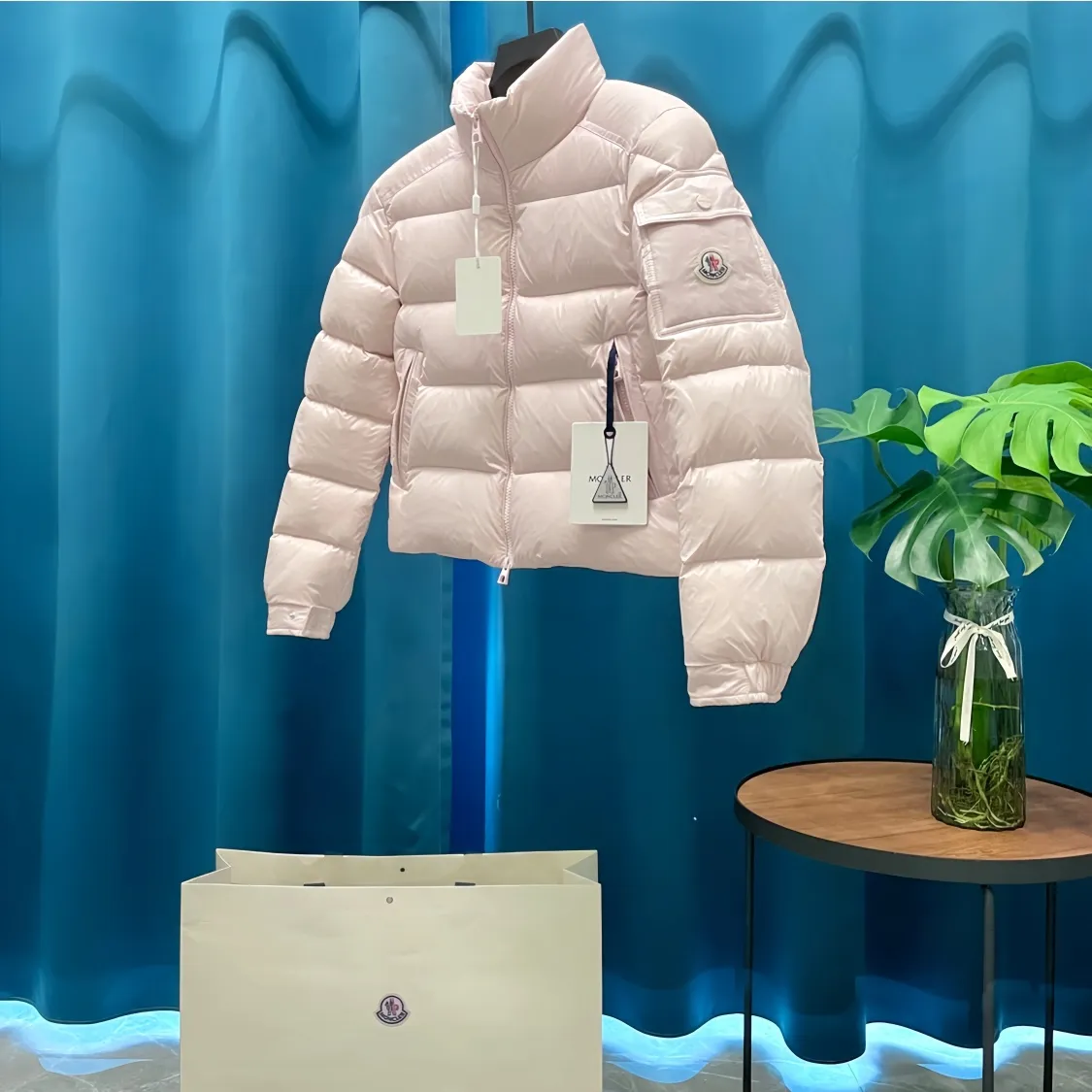 P860 Moncler➡️Ms. Maire Moncler 🦢Short velvet stand collar down jacket There are too many versions on the market, quality and price are proportional. ➖Authentic synchronous anti-counterfeiting chip sensor! ➖National standard white duck down, high version of the classic series, never false goose down and other series of misleading! ➖15D nylon fabric/lining is of the highest standard, never velvet! ➖The original Velcro is durable, and the accessories and hardware are all custom-made from the original factory, 100% restoring the replica quality! ➖The perfect combination of every link ensures the smoothness of every piece of clothing, the Rolls-Royce of down jackets! Size: 1 size, 2 size, 3 size, 4 size
