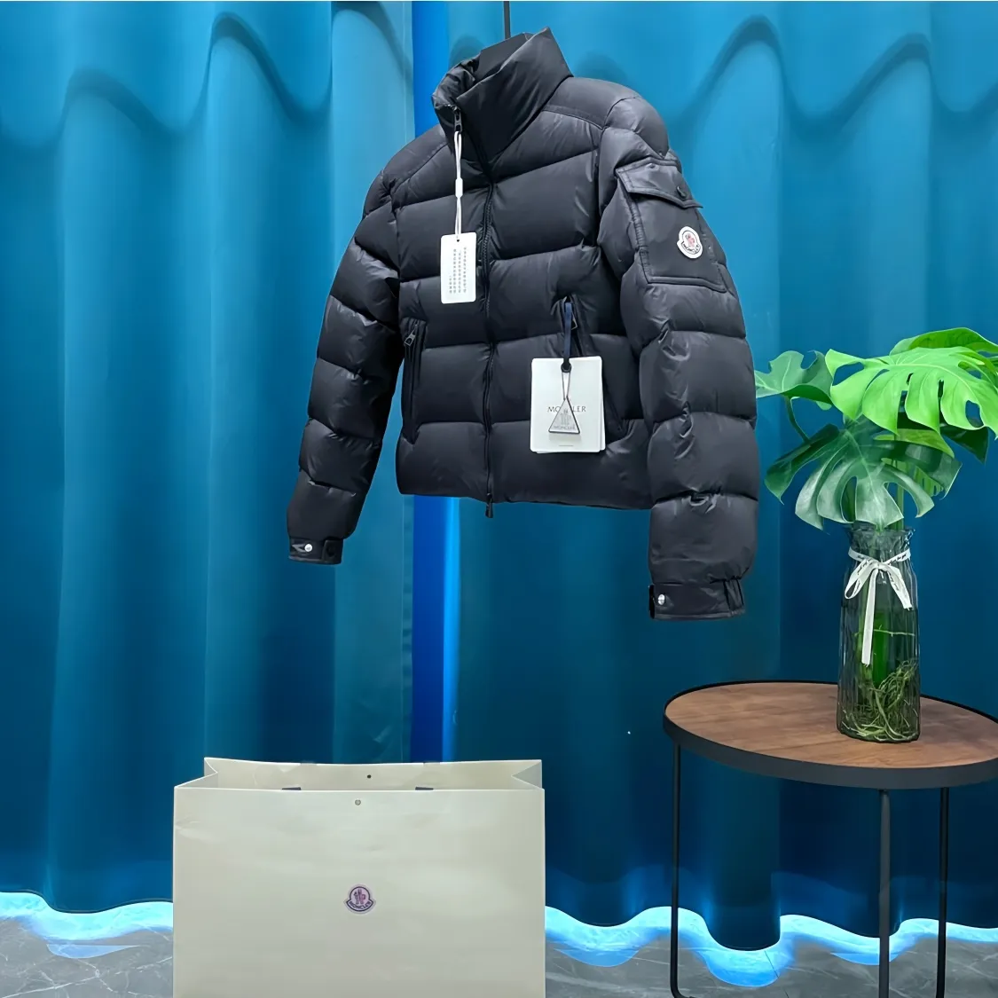 P860 Moncler➡️Ms. Maire Moncler 🦢Short velvet stand collar down jacket There are too many versions on the market, quality and price are proportional. ➖Authentic synchronous anti-counterfeiting chip sensor! ➖National standard white duck down, high version of the classic series, never false goose down and other series of misleading! ➖15D nylon fabric/lining is of the highest standard, never velvet! ➖The original Velcro is durable, and the accessories and hardware are all custom-made from the original factory, 100% restoring the replica quality! ➖The perfect combination of every link ensures the smoothness of every piece of clothing, the Rolls-Royce of down jackets! Size: 1 size, 2 size, 3 size, 4 size