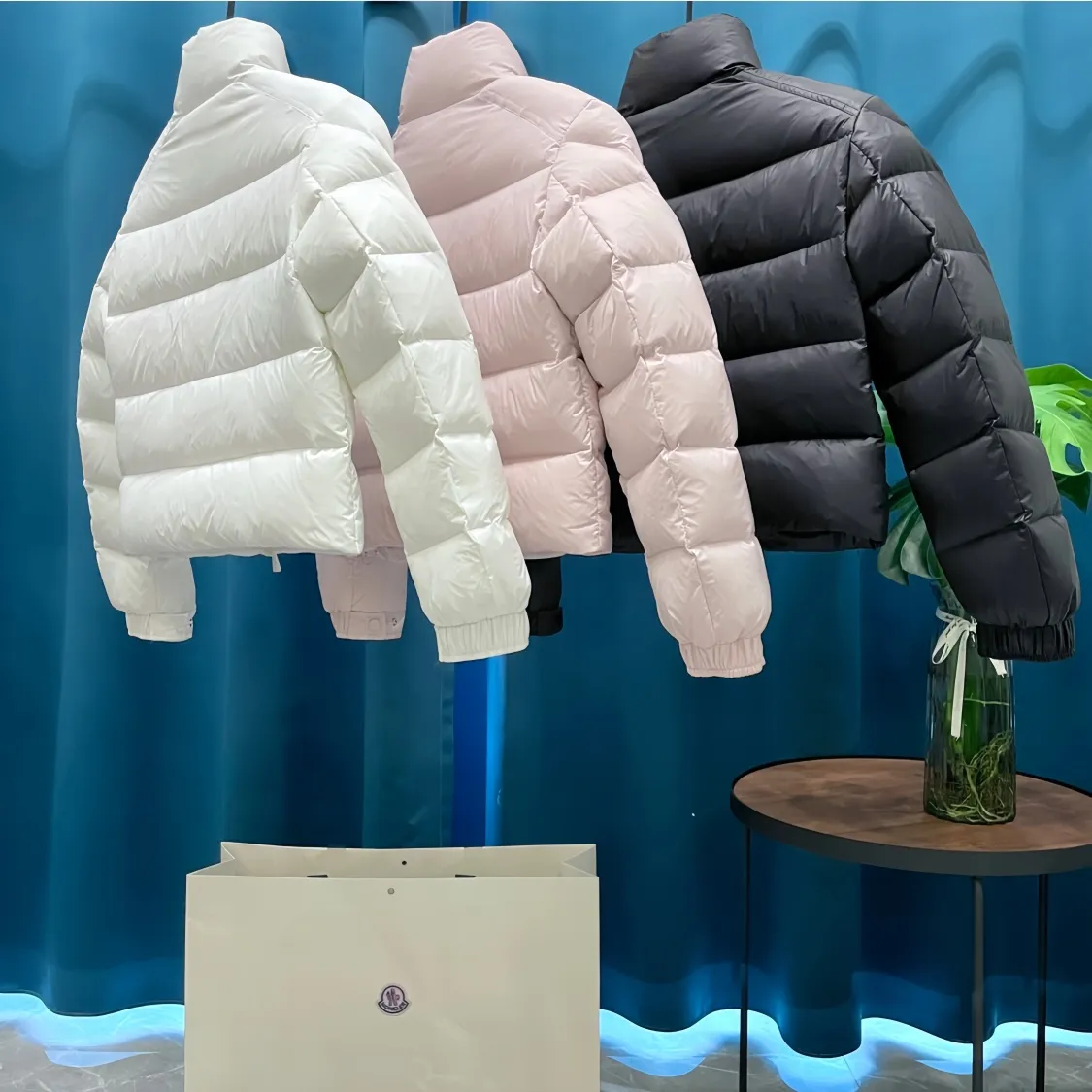 P860 Moncler➡️Ms. Maire Moncler 🦢Short velvet stand collar down jacket There are too many versions on the market, quality and price are proportional. ➖Authentic synchronous anti-counterfeiting chip sensor! ➖National standard white duck down, high version of the classic series, never false goose down and other series of misleading! ➖15D nylon fabric/lining is of the highest standard, never velvet! ➖The original Velcro is durable, and the accessories and hardware are all custom-made from the original factory, 100% restoring the replica quality! ➖The perfect combination of every link ensures the smoothness of every piece of clothing, the Rolls-Royce of down jackets! Size: 1 size, 2 size, 3 size, 4 size