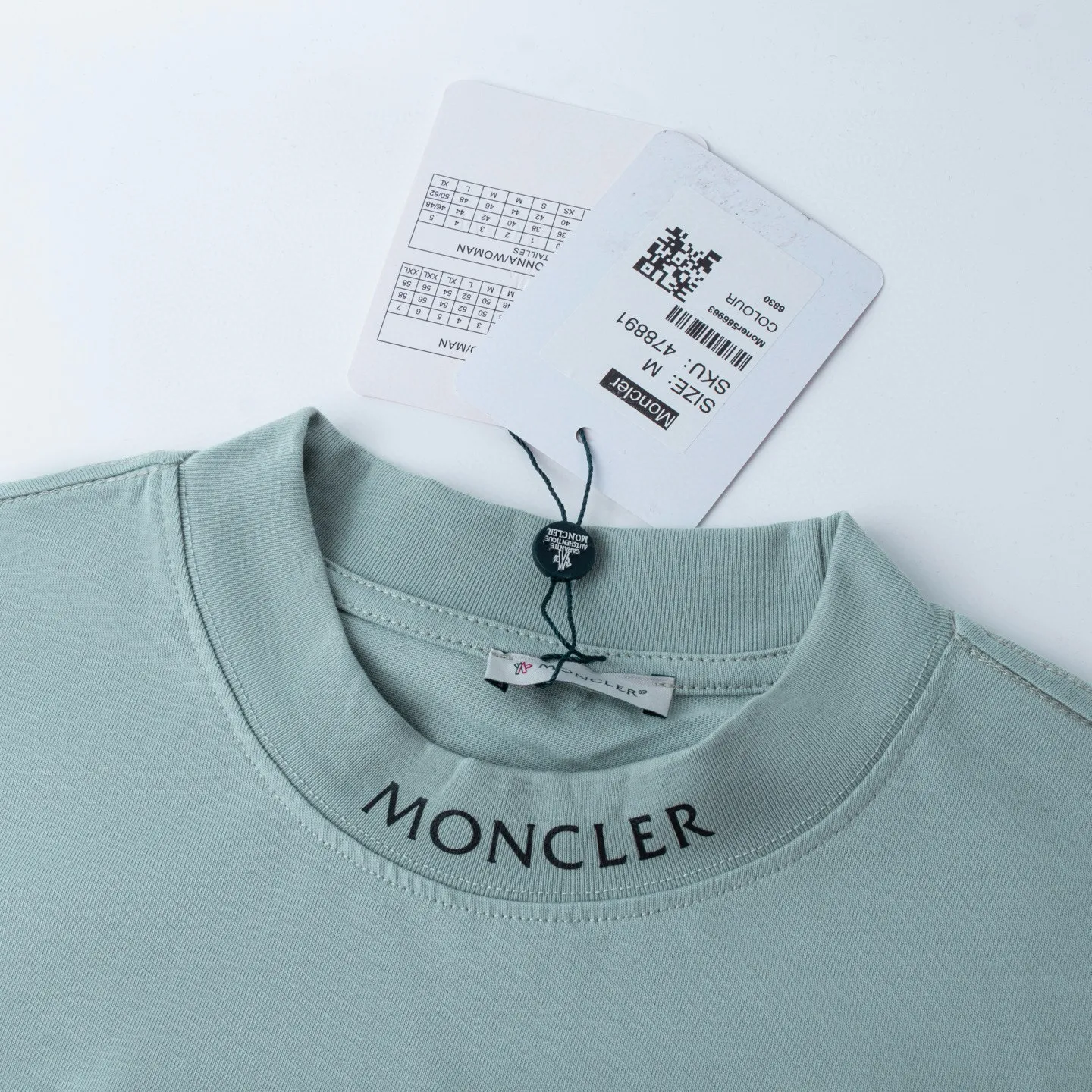 P134 Style No.: 830 〈MONCLER〉The price of the MONCLER is actually quite advantageous. Those who have been to the counters should know that the price of the MONCLER is not much cheaper than Gucci Burberry. It is just relatively low-key and unwilling to hype. It is a picture that you want to buy or not. It has an aloof existence... Exclusively customized 270 grams of 32-count double-yarn smooth cotton. The texture is very soft and comfortable. 100% top-grade fabrics that are different from the market (no shrinkage, no deformation, no pilling) Matched with 320g 1*1 thread (the fabric thread is dyed in the same vat, no color difference, the thread is not easy to deform) Color: black, white, sky blue, pea green Code number: S-XL