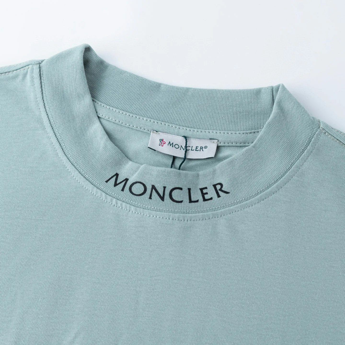 P134 Style No.: 830 〈MONCLER〉The price of the MONCLER is actually quite advantageous. Those who have been to the counters should know that the price of the MONCLER is not much cheaper than Gucci Burberry. It is just relatively low-key and unwilling to hype. It is a picture that you want to buy or not. It has an aloof existence... Exclusively customized 270 grams of 32-count double-yarn smooth cotton. The texture is very soft and comfortable. 100% top-grade fabrics that are different from the market (no shrinkage, no deformation, no pilling) Matched with 320g 1*1 thread (the fabric thread is dyed in the same vat, no color difference, the thread is not easy to deform) Color: black, white, sky blue, pea green Code number: S-XL