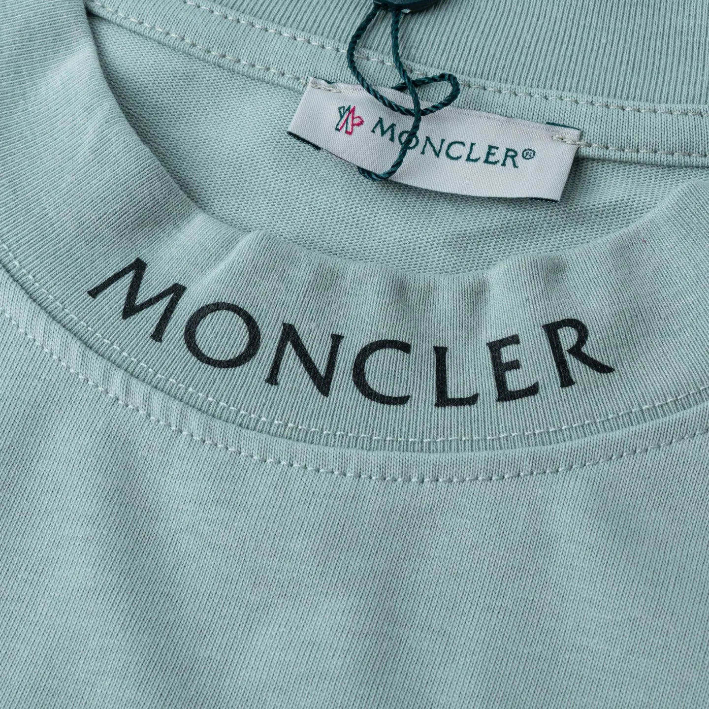 P134 Style No.: 830 〈MONCLER〉The price of the MONCLER is actually quite advantageous. Those who have been to the counters should know that the price of the MONCLER is not much cheaper than Gucci Burberry. It is just relatively low-key and unwilling to hype. It is a picture that you want to buy or not. It has an aloof existence... Exclusively customized 270 grams of 32-count double-yarn smooth cotton. The texture is very soft and comfortable. 100% top-grade fabrics that are different from the market (no shrinkage, no deformation, no pilling) Matched with 320g 1*1 thread (the fabric thread is dyed in the same vat, no color difference, the thread is not easy to deform) Color: black, white, sky blue, pea green Code number: S-XL