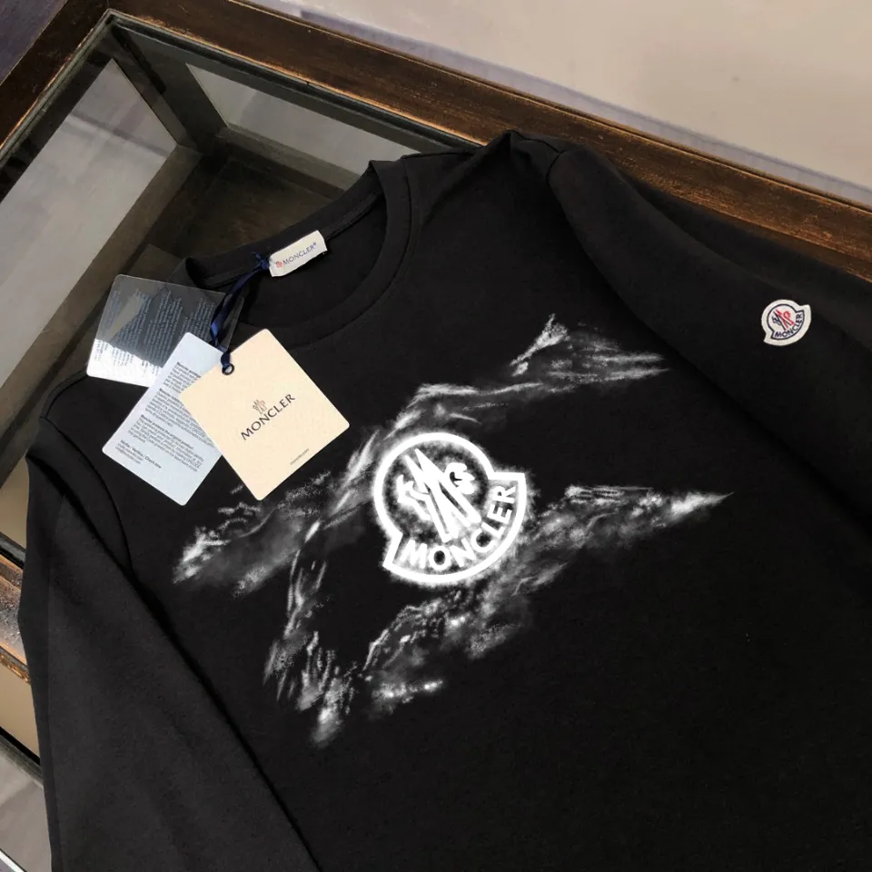 P180, a non-off-the-shelf model, you can trust it. Moncler printed long-sleeved T-shirt, 240g breathable cotton fabric, very soft and comfortable texture, does not shrink, does not deform, does not ball), can be worn alone as a base layer. Original customized accessories, collar label, care mark, hangtag, packaging (perfect details) Color: White Black Size: XS S M L