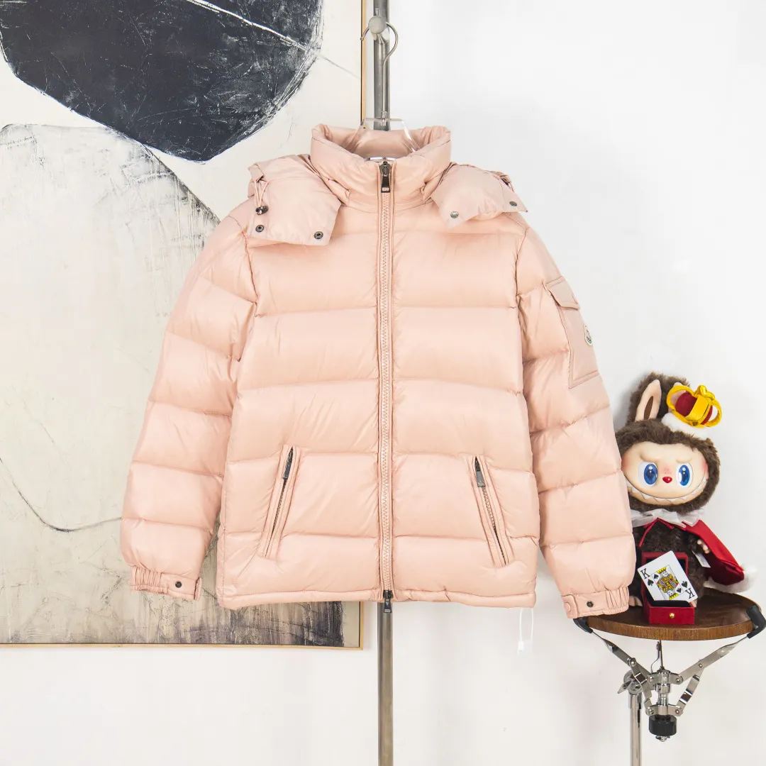 P760 zp version [Exclusive supply] New 24maire down ⬆️Moncler Maire women's short down jacket interprets Mayan classics Fabric: Technical nylon lacquer surface Customer-supplied fabric Highly fluffy and over-standard 90 down filling Maire down jacket is specially designed for those who like well-designed basic items. It is a classic Moncler style and a popular product. Made from iconic patented nylon, the Maire down jacket is a classic Moncler womenswear piece, with a short silhouette and timeless design. Made from patented nylon in a comfortable fit, it features a removable hood and performance details for comfort and warmth. ⚠️Made of patented nylon ⚠️Patented nylon lining ⚠️White goose-filled down ⚠️Detachable hood with snap buttons ⚠️Zip closure Zippered pockets ⚠️Adjustable snap-button sleeves Color: Black White Gray Pink Size: 0 1 2 3 Number: MM10589