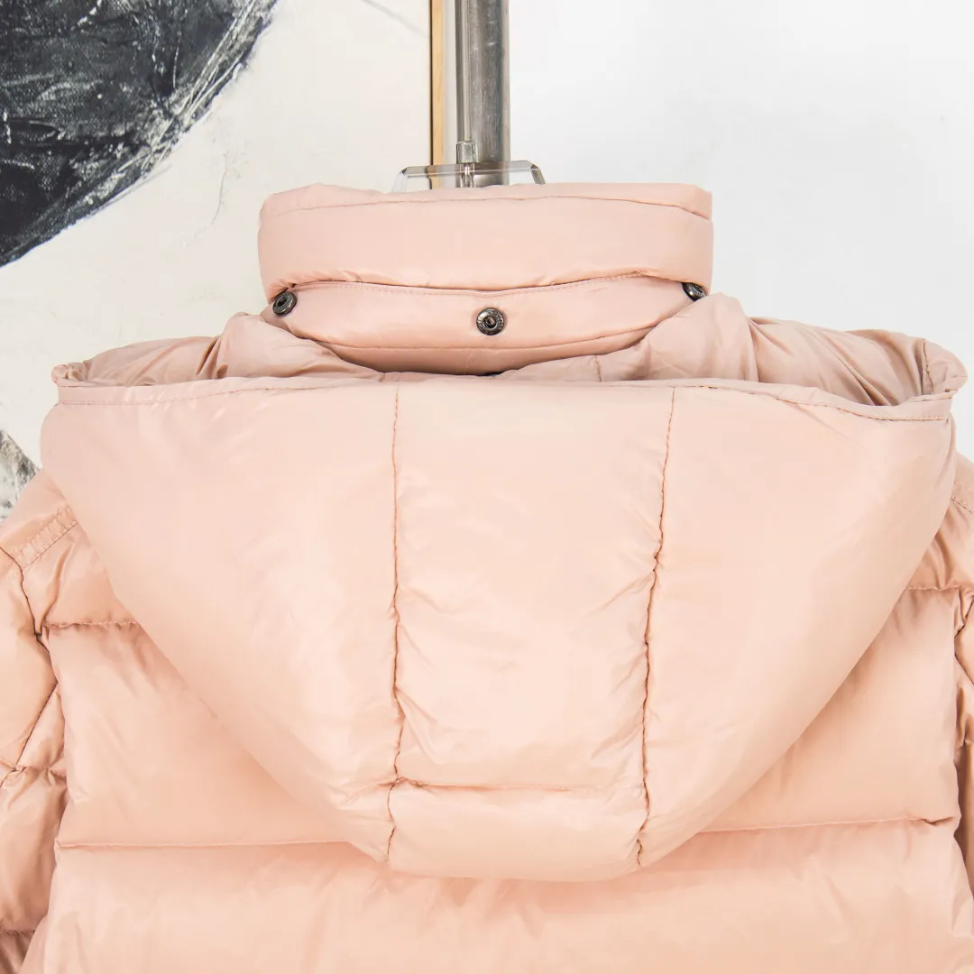 P760 zp version [Exclusive supply] New 24maire down ⬆️Moncler Maire women's short down jacket interprets Mayan classics Fabric: Technical nylon lacquer surface Customer-supplied fabric Highly fluffy and over-standard 90 down filling Maire down jacket is specially designed for those who like well-designed basic items. It is a classic Moncler style and a popular product. Made from iconic patented nylon, the Maire down jacket is a classic Moncler womenswear piece, with a short silhouette and timeless design. Made from patented nylon in a comfortable fit, it features a removable hood and performance details for comfort and warmth. ⚠️Made of patented nylon ⚠️Patented nylon lining ⚠️White goose-filled down ⚠️Detachable hood with snap buttons ⚠️Zip closure Zippered pockets ⚠️Adjustable snap-button sleeves Color: Black White Gray Pink Size: 0 1 2 3 Number: MM10589