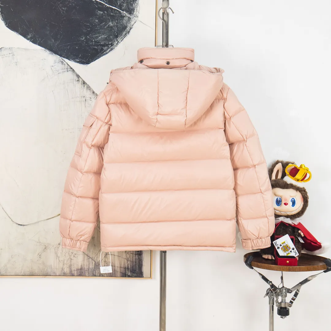 P760 zp version [Exclusive supply] New 24maire down ⬆️Moncler Maire women's short down jacket interprets Mayan classics Fabric: Technical nylon lacquer surface Customer-supplied fabric Highly fluffy and over-standard 90 down filling Maire down jacket is specially designed for those who like well-designed basic items. It is a classic Moncler style and a popular product. Made from iconic patented nylon, the Maire down jacket is a classic Moncler womenswear piece, with a short silhouette and timeless design. Made from patented nylon in a comfortable fit, it features a removable hood and performance details for comfort and warmth. ⚠️Made of patented nylon ⚠️Patented nylon lining ⚠️White goose-filled down ⚠️Detachable hood with snap buttons ⚠️Zip closure Zippered pockets ⚠️Adjustable snap-button sleeves Color: Black White Gray Pink Size: 0 1 2 3 Number: MM10589