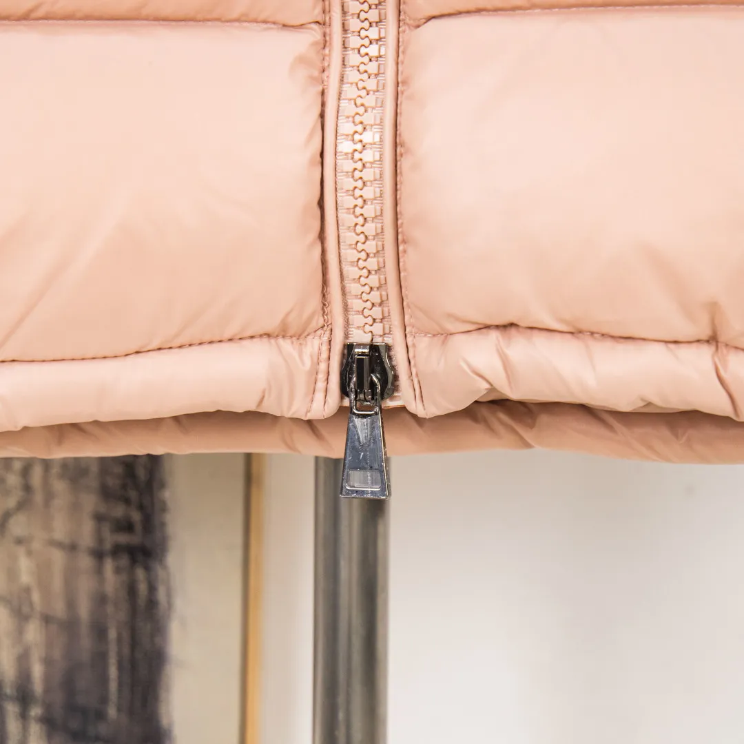 P760 zp version [Exclusive supply] New 24maire down ⬆️Moncler Maire women's short down jacket interprets Mayan classics Fabric: Technical nylon lacquer surface Customer-supplied fabric Highly fluffy and over-standard 90 down filling Maire down jacket is specially designed for those who like well-designed basic items. It is a classic Moncler style and a popular product. Made from iconic patented nylon, the Maire down jacket is a classic Moncler womenswear piece, with a short silhouette and timeless design. Made from patented nylon in a comfortable fit, it features a removable hood and performance details for comfort and warmth. ⚠️Made of patented nylon ⚠️Patented nylon lining ⚠️White goose-filled down ⚠️Detachable hood with snap buttons ⚠️Zip closure Zippered pockets ⚠️Adjustable snap-button sleeves Color: Black White Gray Pink Size: 0 1 2 3 Number: MM10589