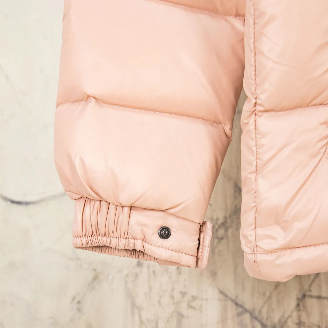 P760 zp version [Exclusive supply] New 24maire down ⬆️Moncler Maire women's short down jacket interprets Mayan classics Fabric: Technical nylon lacquer surface Customer-supplied fabric Highly fluffy and over-standard 90 down filling Maire down jacket is specially designed for those who like well-designed basic items. It is a classic Moncler style and a popular product. Made from iconic patented nylon, the Maire down jacket is a classic Moncler womenswear piece, with a short silhouette and timeless design. Made from patented nylon in a comfortable fit, it features a removable hood and performance details for comfort and warmth. ⚠️Made of patented nylon ⚠️Patented nylon lining ⚠️White goose-filled down ⚠️Detachable hood with snap buttons ⚠️Zip closure Zippered pockets ⚠️Adjustable snap-button sleeves Color: Black White Gray Pink Size: 0 1 2 3 Number: MM10589