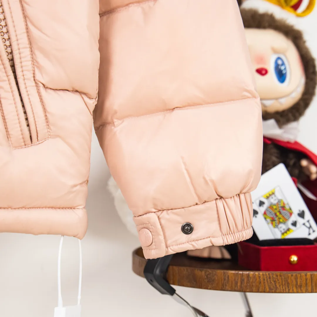 P760 zp version [Exclusive supply] New 24maire down ⬆️Moncler Maire women's short down jacket interprets Mayan classics Fabric: Technical nylon lacquer surface Customer-supplied fabric Highly fluffy and over-standard 90 down filling Maire down jacket is specially designed for those who like well-designed basic items. It is a classic Moncler style and a popular product. Made from iconic patented nylon, the Maire down jacket is a classic Moncler womenswear piece, with a short silhouette and timeless design. Made from patented nylon in a comfortable fit, it features a removable hood and performance details for comfort and warmth. ⚠️Made of patented nylon ⚠️Patented nylon lining ⚠️White goose-filled down ⚠️Detachable hood with snap buttons ⚠️Zip closure Zippered pockets ⚠️Adjustable snap-button sleeves Color: Black White Gray Pink Size: 0 1 2 3 Number: MM10589