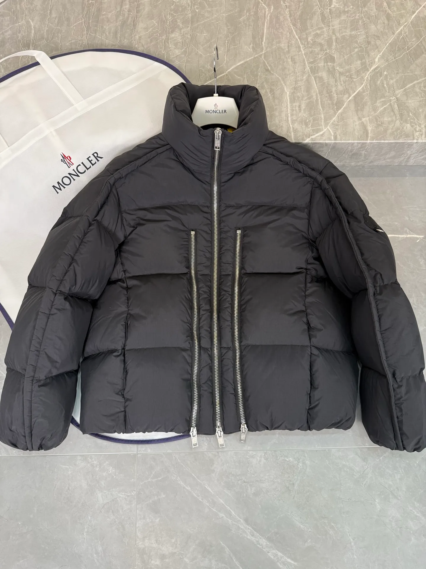 P1140 MONCLER GENIUS (Sky City show model) Moncler x Willow Smith YAEL short women's down jacket. Black tile detail