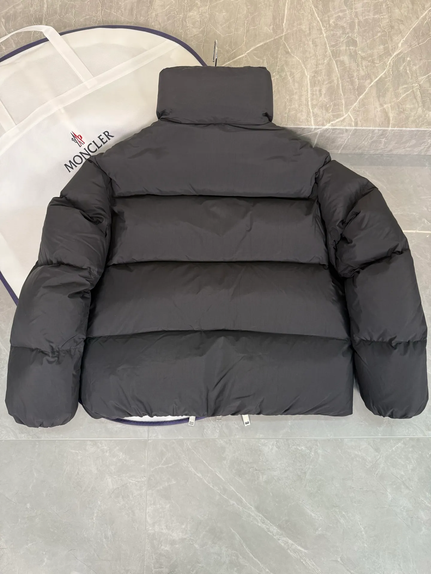 P1140 MONCLER GENIUS (Sky City show model) Moncler x Willow Smith YAEL short women's down jacket. Black tile detail