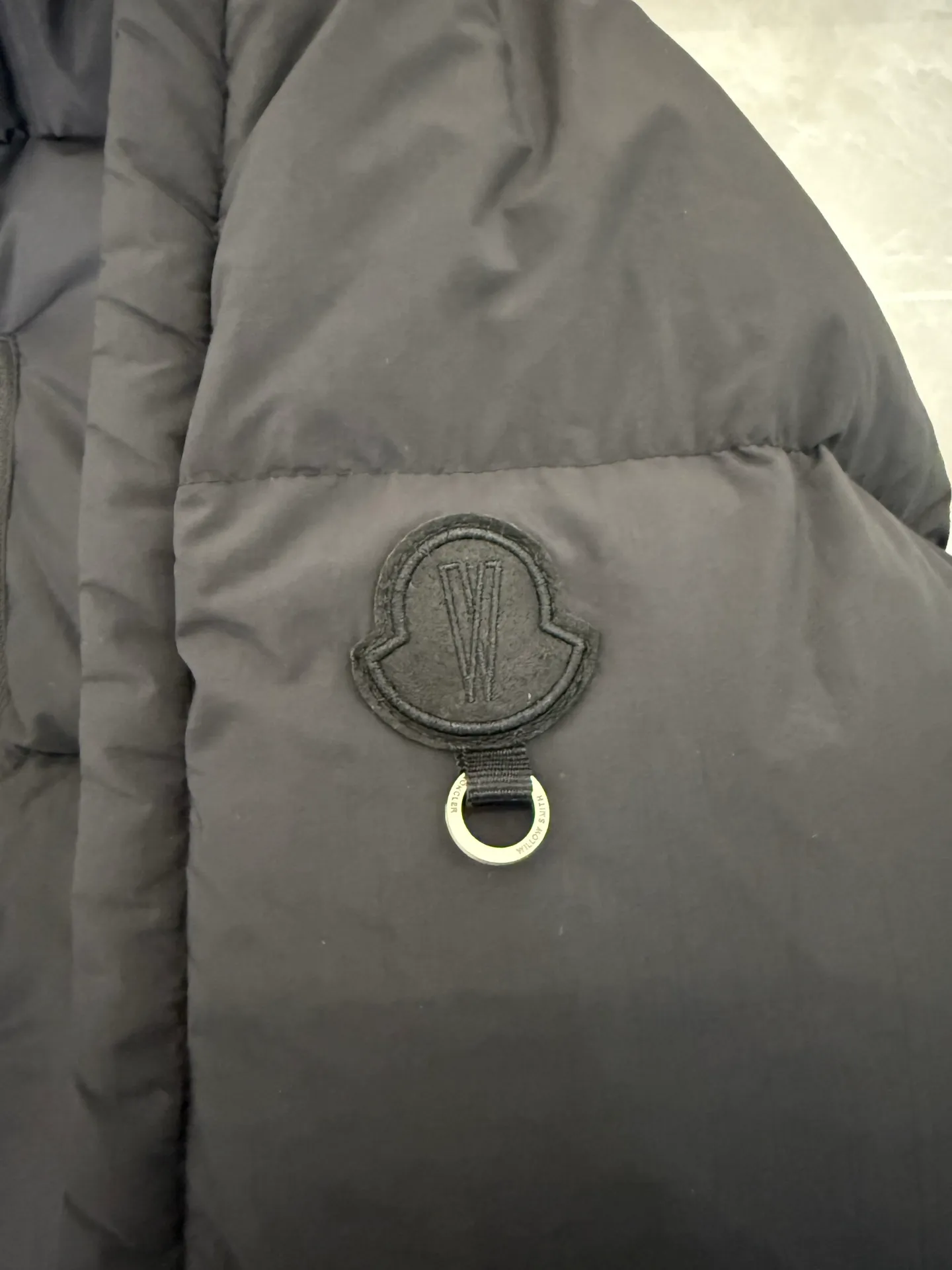 P1140 MONCLER GENIUS (Sky City show model) Moncler x Willow Smith YAEL short women's down jacket. Black tile detail