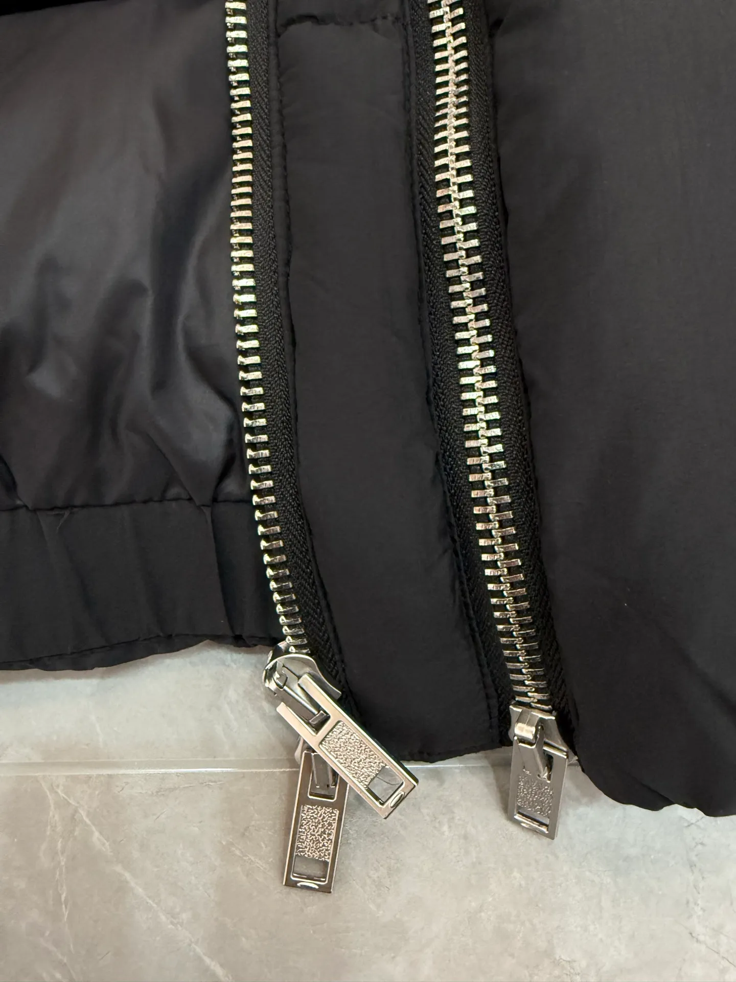 P1140 MONCLER GENIUS (Sky City show model) Moncler x Willow Smith YAEL short women's down jacket. Black tile detail