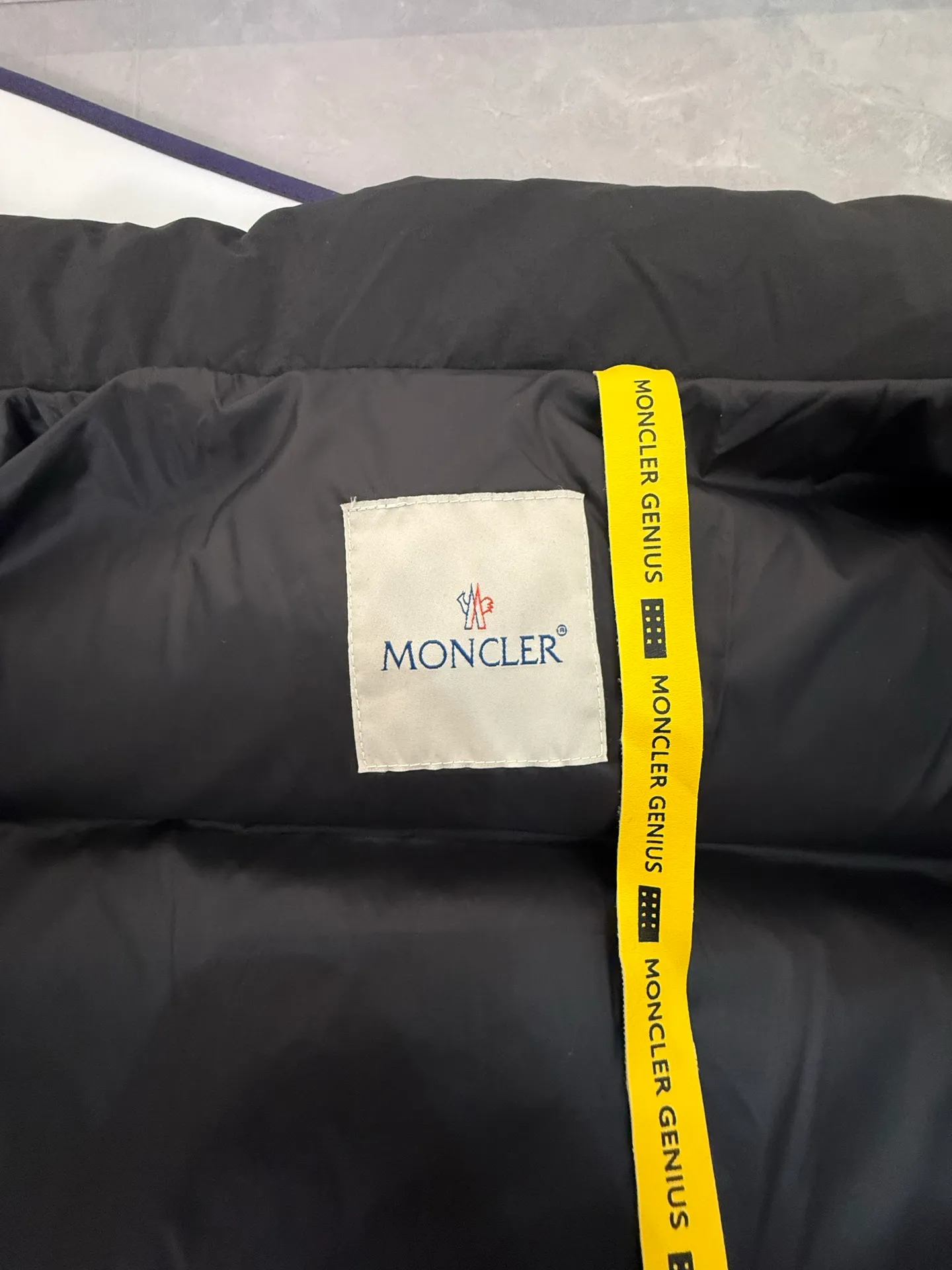 P1140 MONCLER GENIUS (Sky City show model) Moncler x Willow Smith YAEL short women's down jacket. Black tile detail