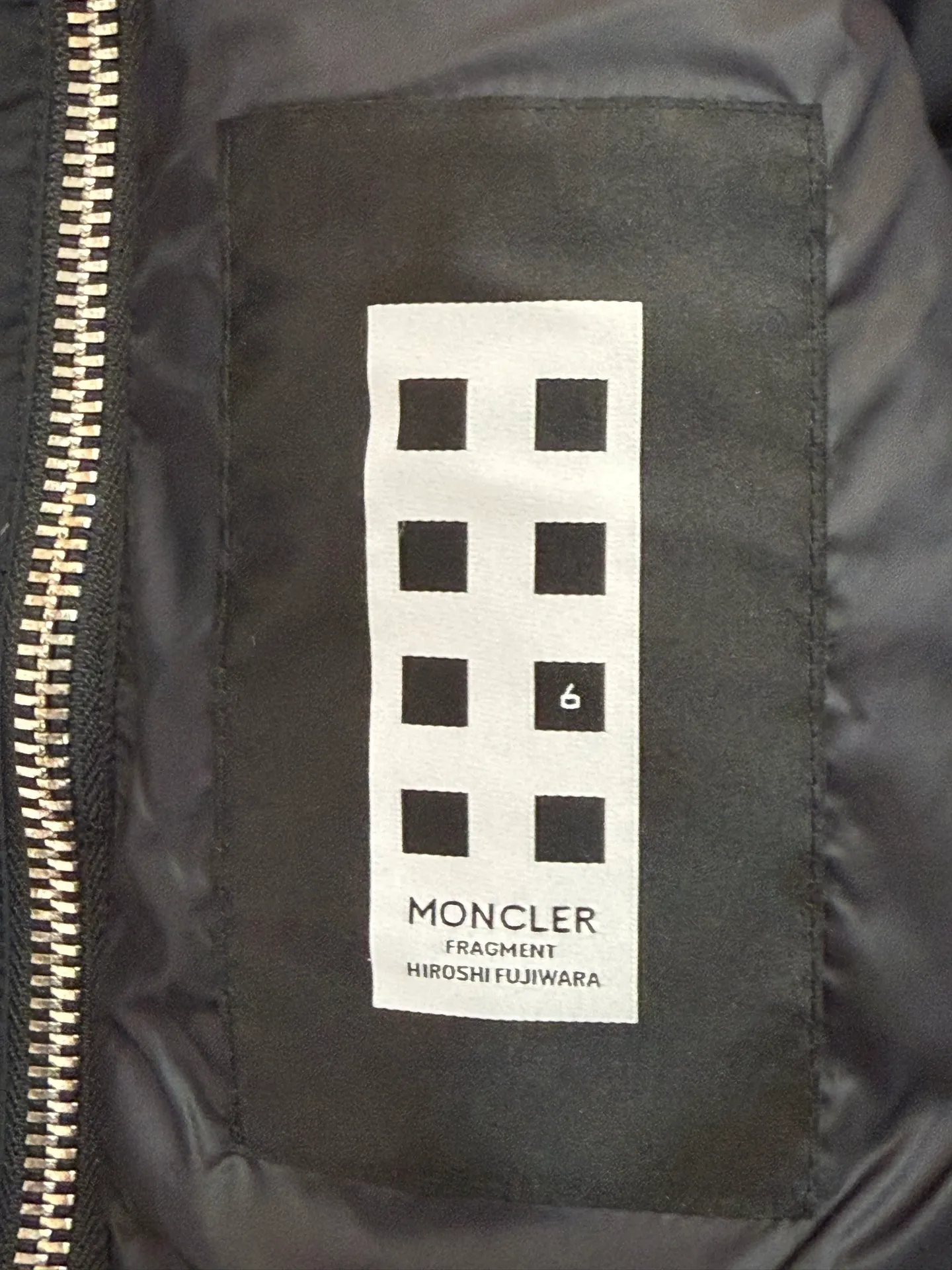P1140 MONCLER GENIUS (Sky City show model) Moncler x Willow Smith YAEL short women's down jacket. Black tile detail
