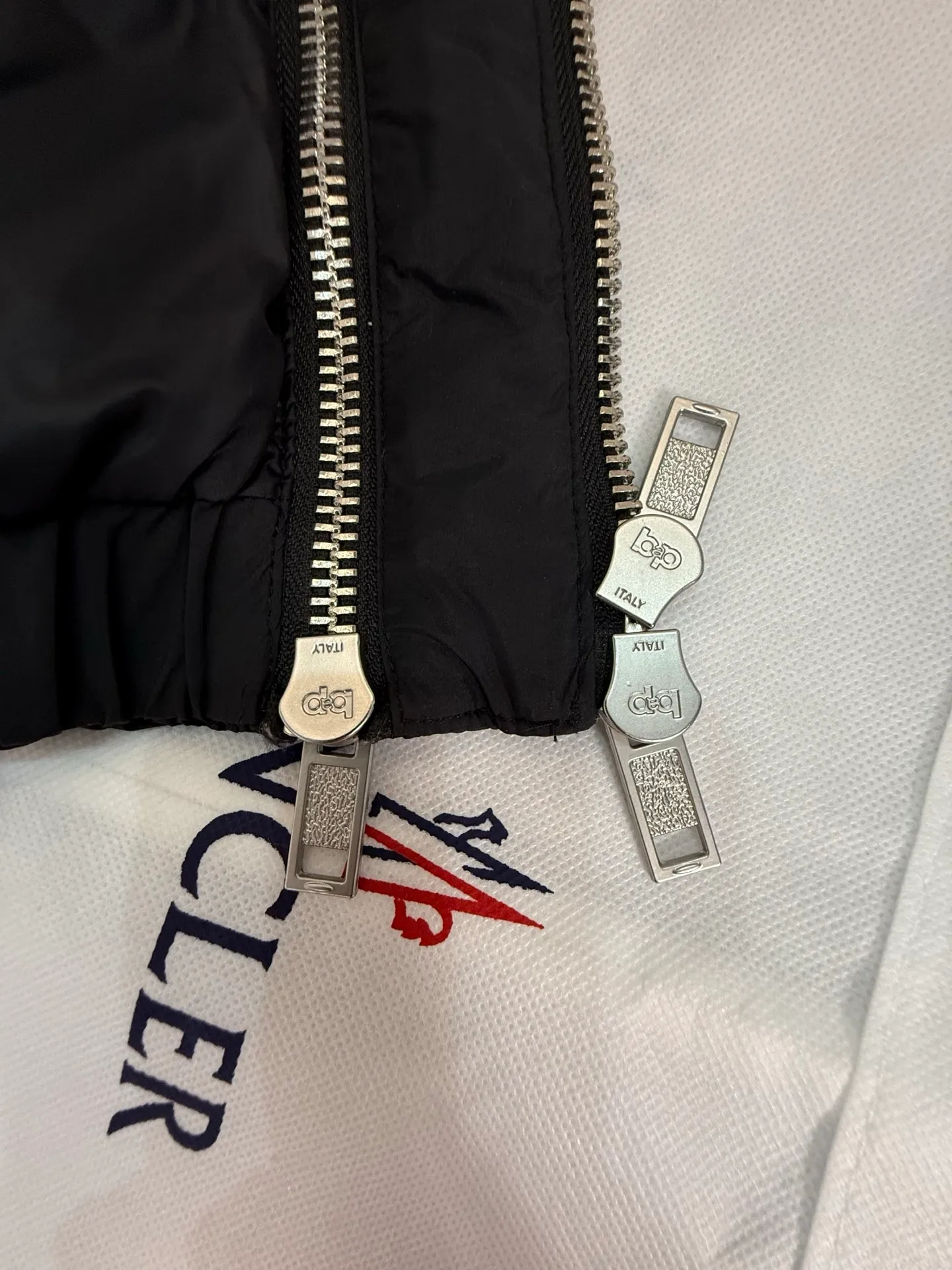 P1140 MONCLER GENIUS (Sky City show model) Moncler x Willow Smith YAEL short women's down jacket. Black tile detail