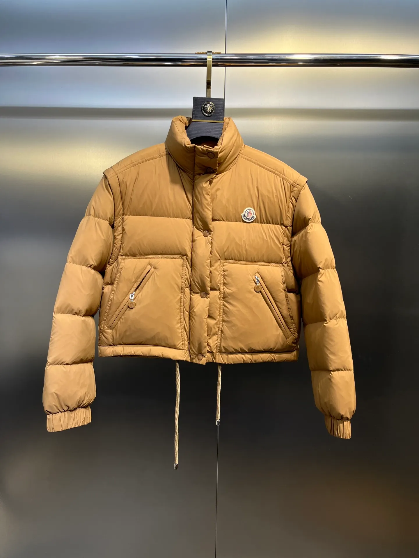 P1040 moncler🌟 Mouth-mounted new autumn and winter down jacket. Original custom-made hardware accessories are all imported and original customization. Welcome to compare. Absolutely high quality. Made of top 90 white goose down. Super soft. Filled with fluffy and full feathers. Super heavy work. Fabric workmanship and perfect pattern. Pay attention to the fabric is super comfortable. Exclusive model. Non-market product. Women's size. Size: 1234