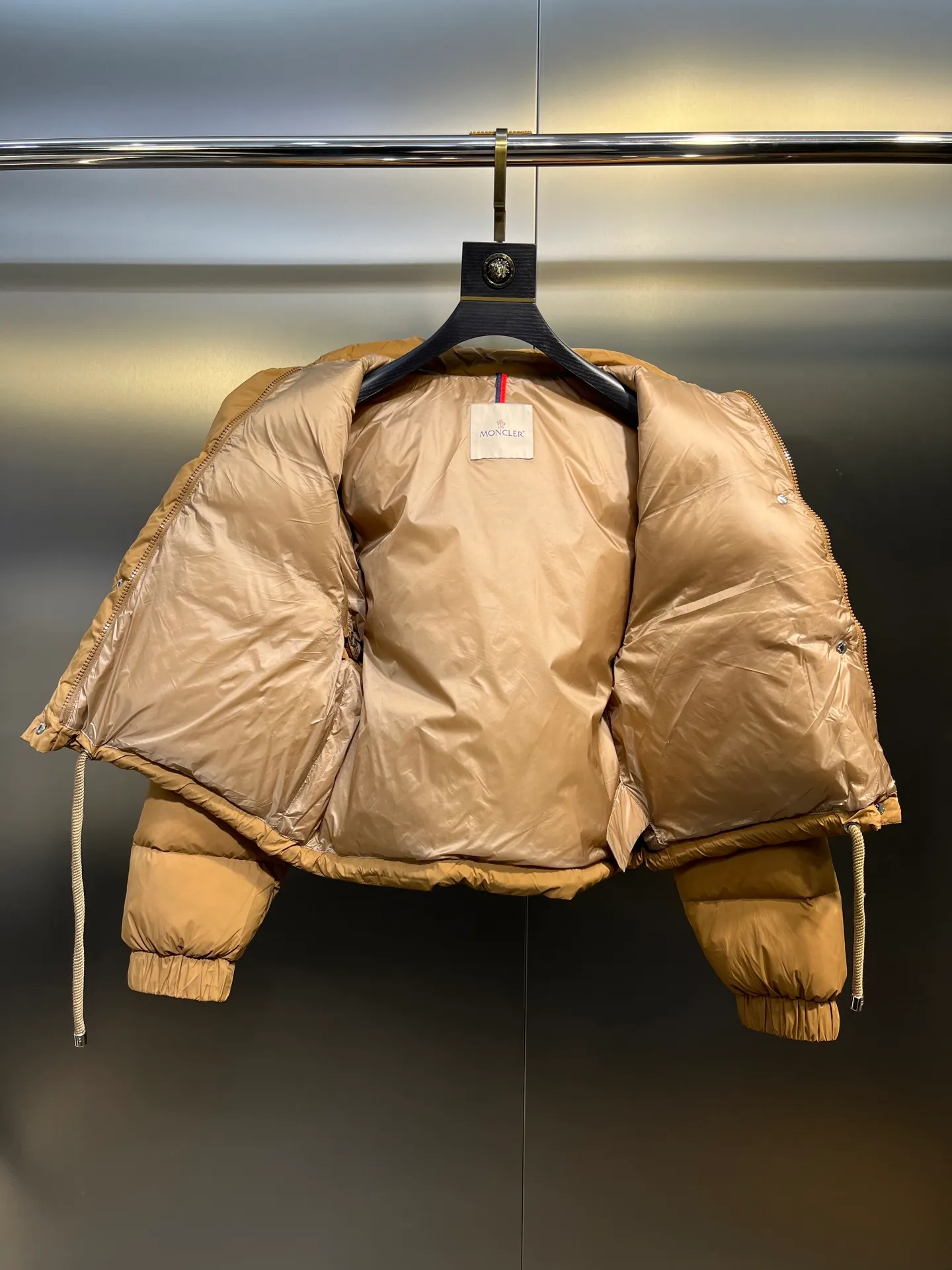 P1040 moncler🌟 Mouth-mounted new autumn and winter down jacket. Original custom-made hardware accessories are all imported and original customization. Welcome to compare. Absolutely high quality. Made of top 90 white goose down. Super soft. Filled with fluffy and full feathers. Super heavy work. Fabric workmanship and perfect pattern. Pay attention to the fabric is super comfortable. Exclusive model. Non-market product. Women's size. Size: 1234